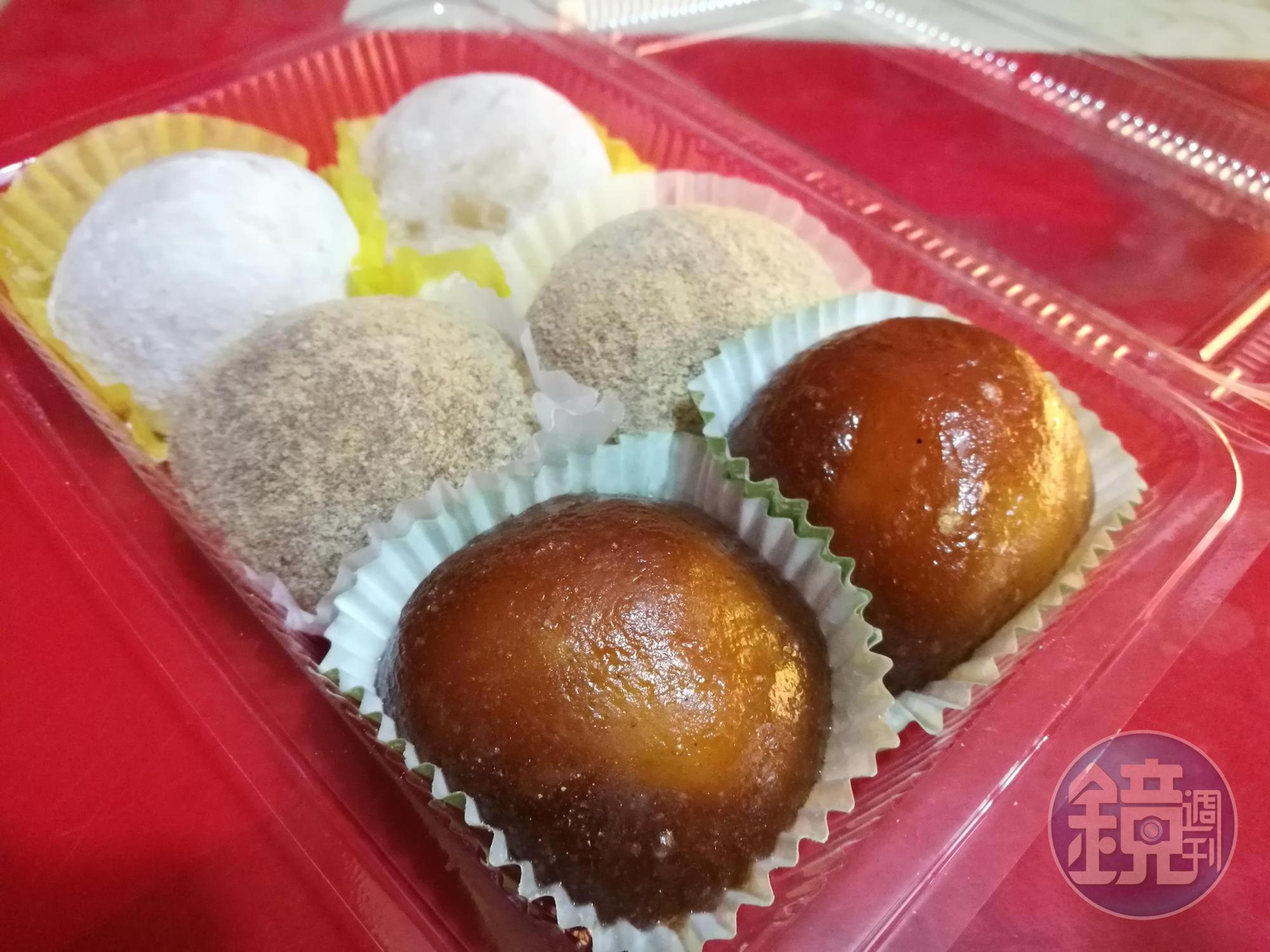 外皮Q彈,口味豐富的「石碇老街阿嬤麻糬」。(25元/顆)