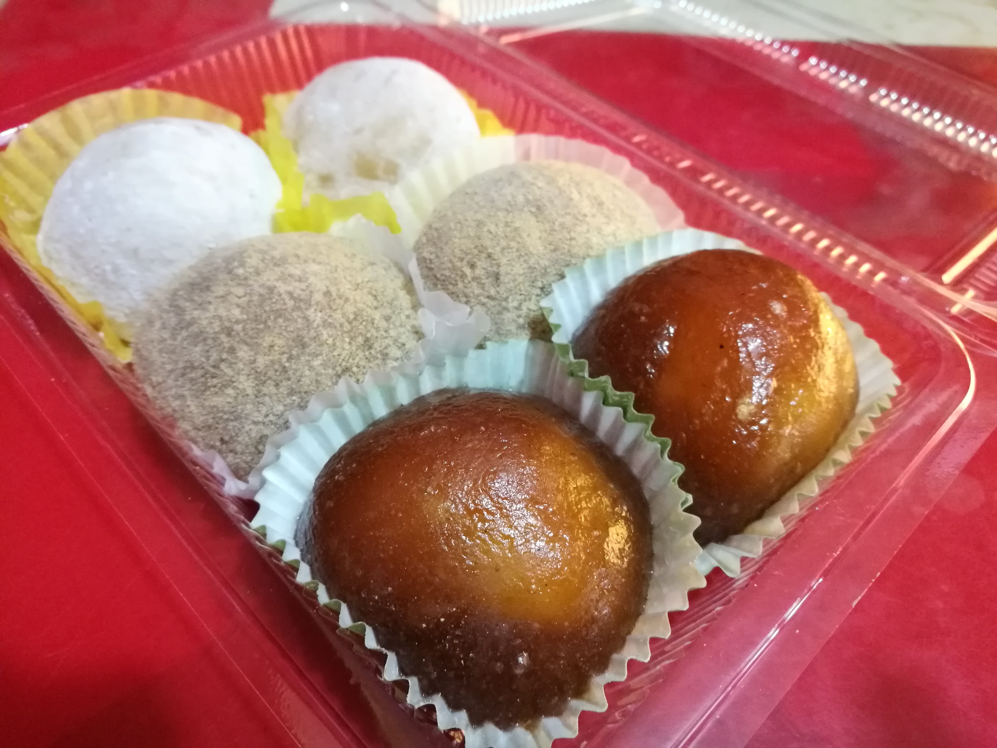 外皮Q彈,口味豐富的「石碇老街阿嬤麻糬」。(25元/顆)