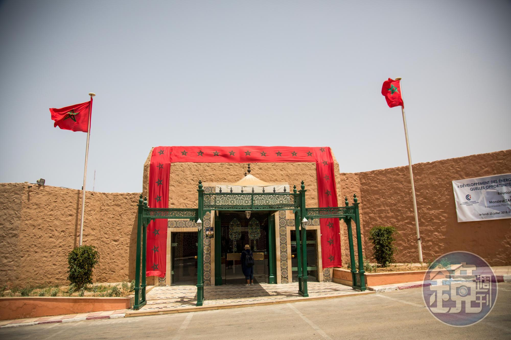 國家旅館「Hotel Parador」的外觀，是土黃色的，還掛著摩洛哥的國旗。
