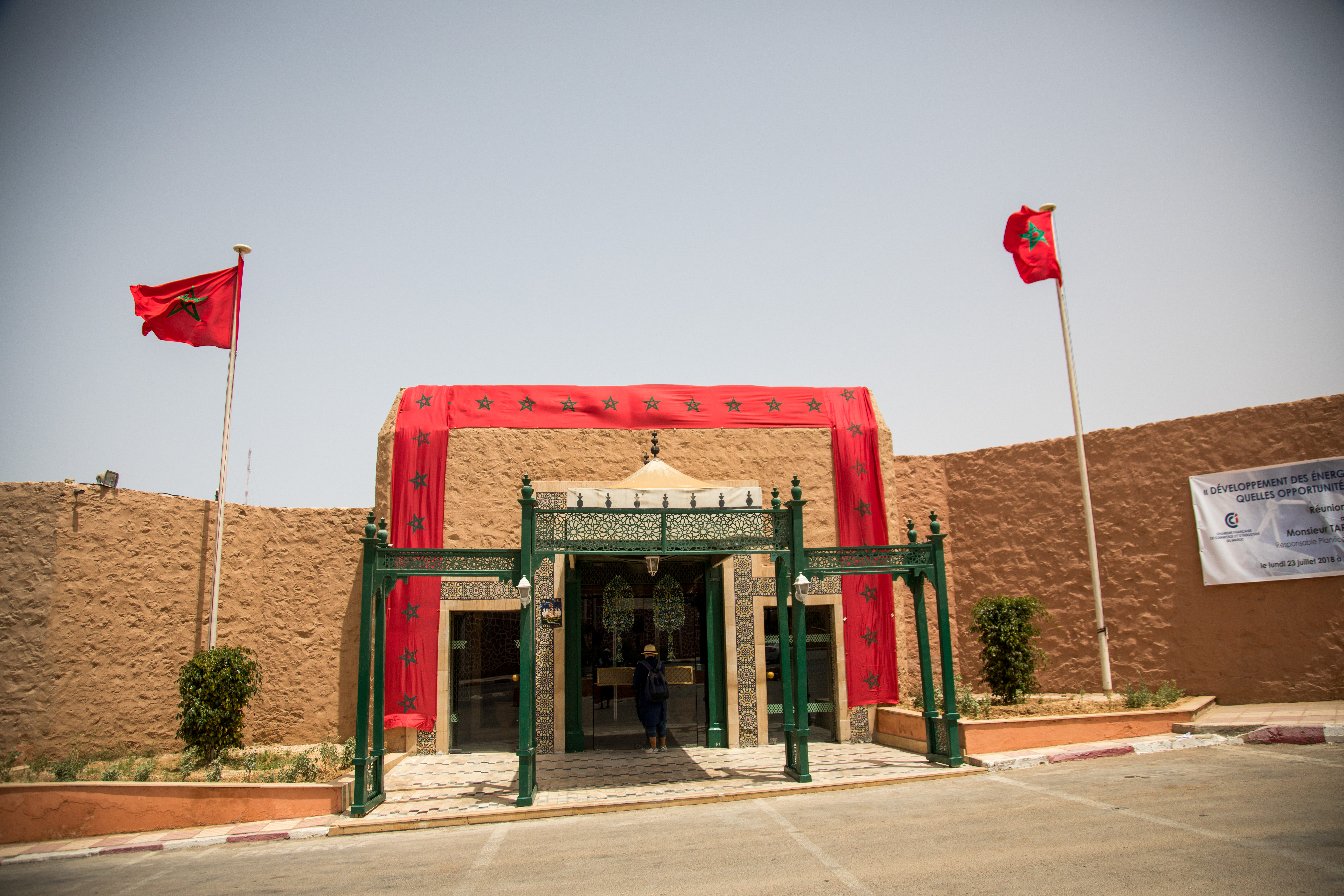 國家旅館「Hotel Parador」的外觀，是土黃色的，還掛著摩洛哥的國旗。