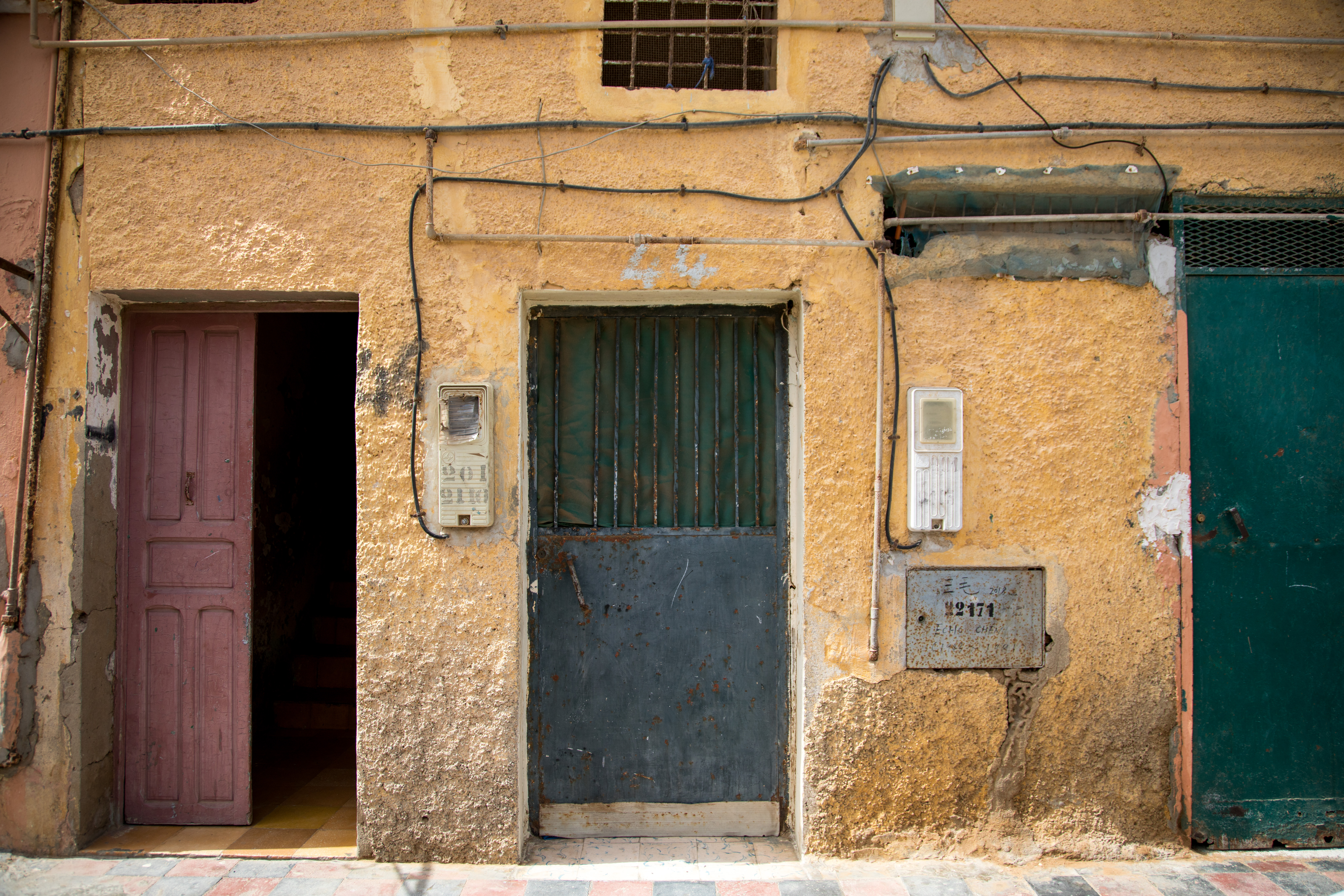 三毛的家門口,只是簡簡單單的一道門,我們卻飛了好久才來到這裡。