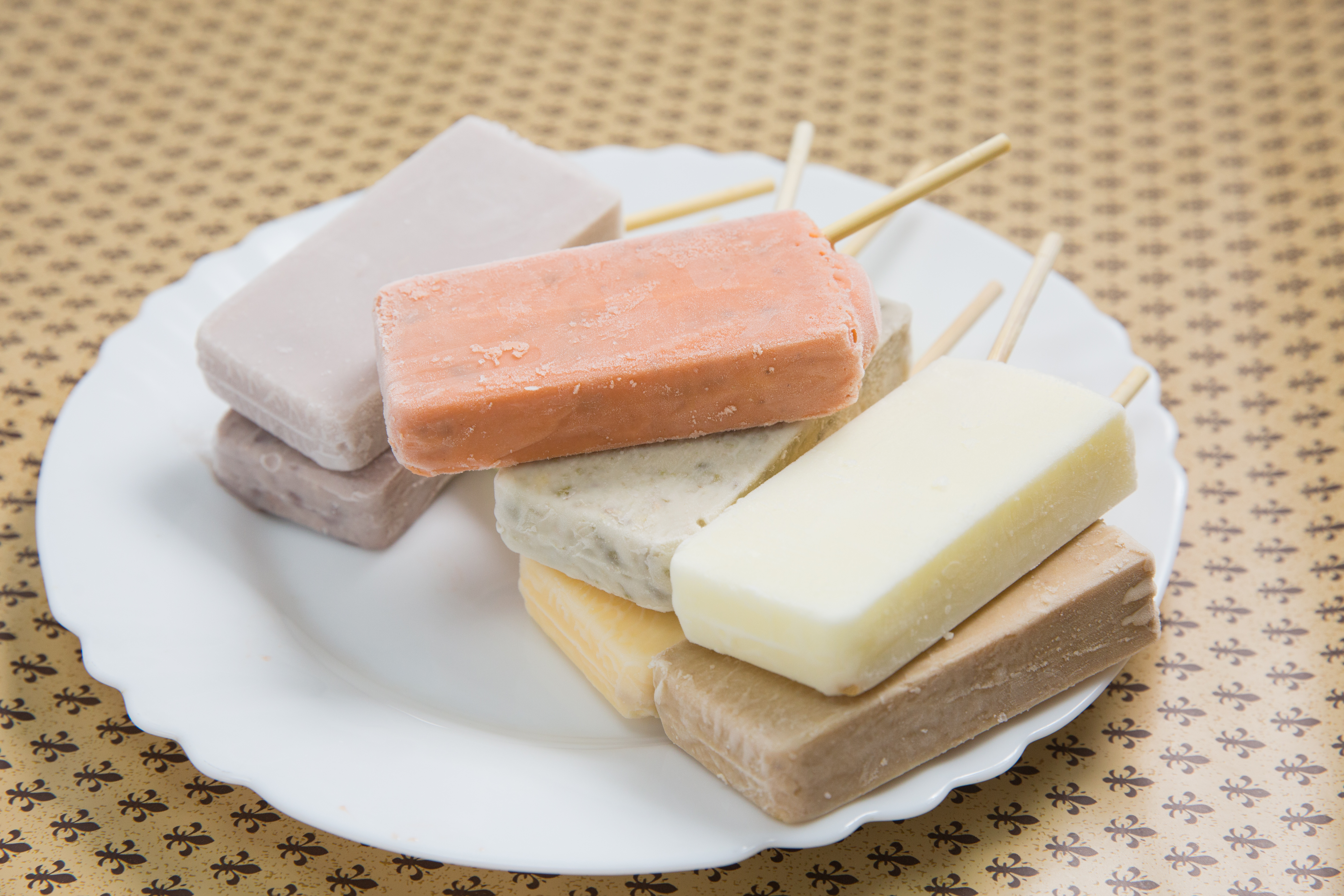 814麗香冰店的口味多為芋頭、紅豆、牛奶、花生等傳統古早味，圖中橘色的就是酸梅冰棒。