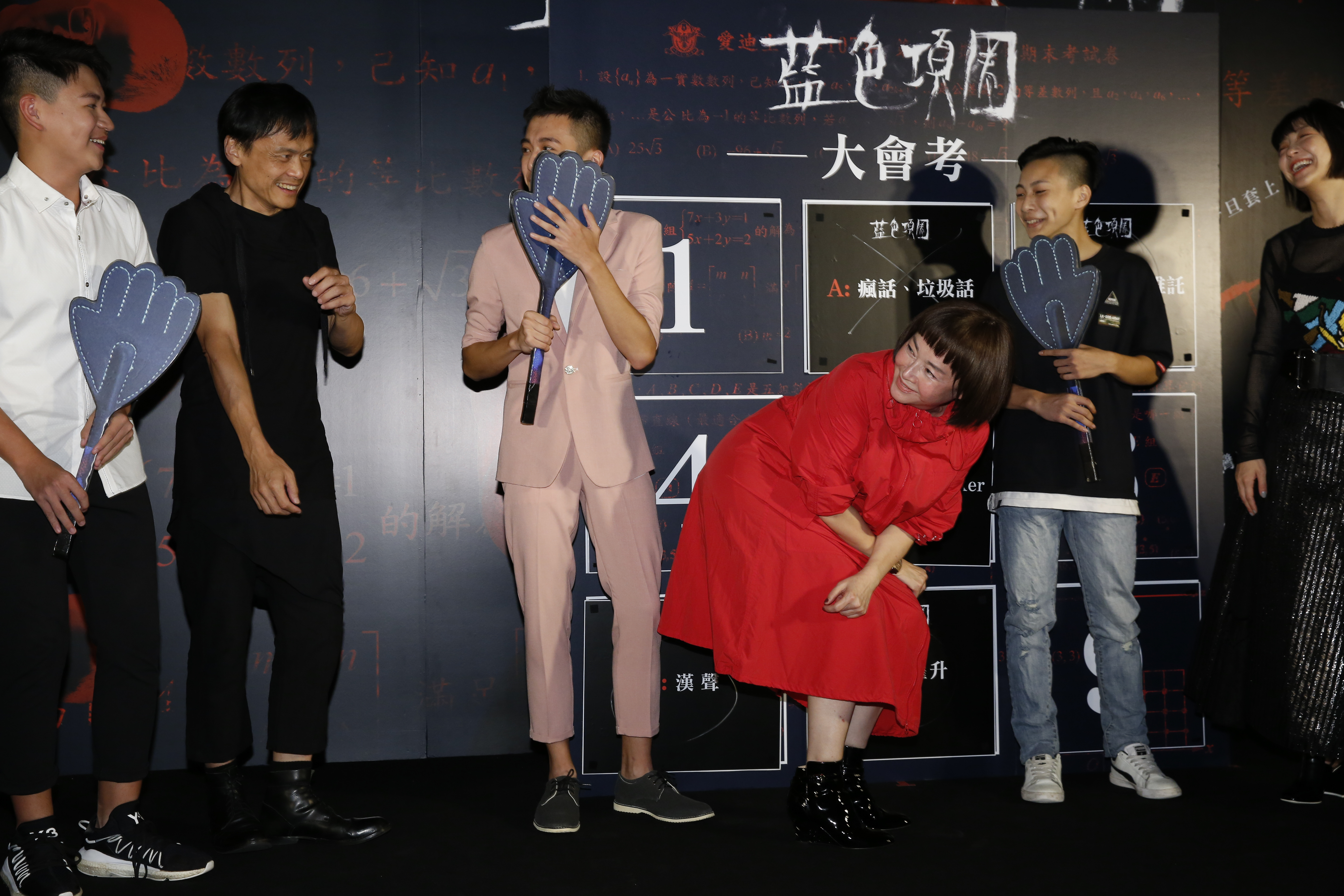 恬妞（左四）自願犧牲臀部接受懲罰，讓傅顯濬（左三）反而打不下去，大家都笑壞了。