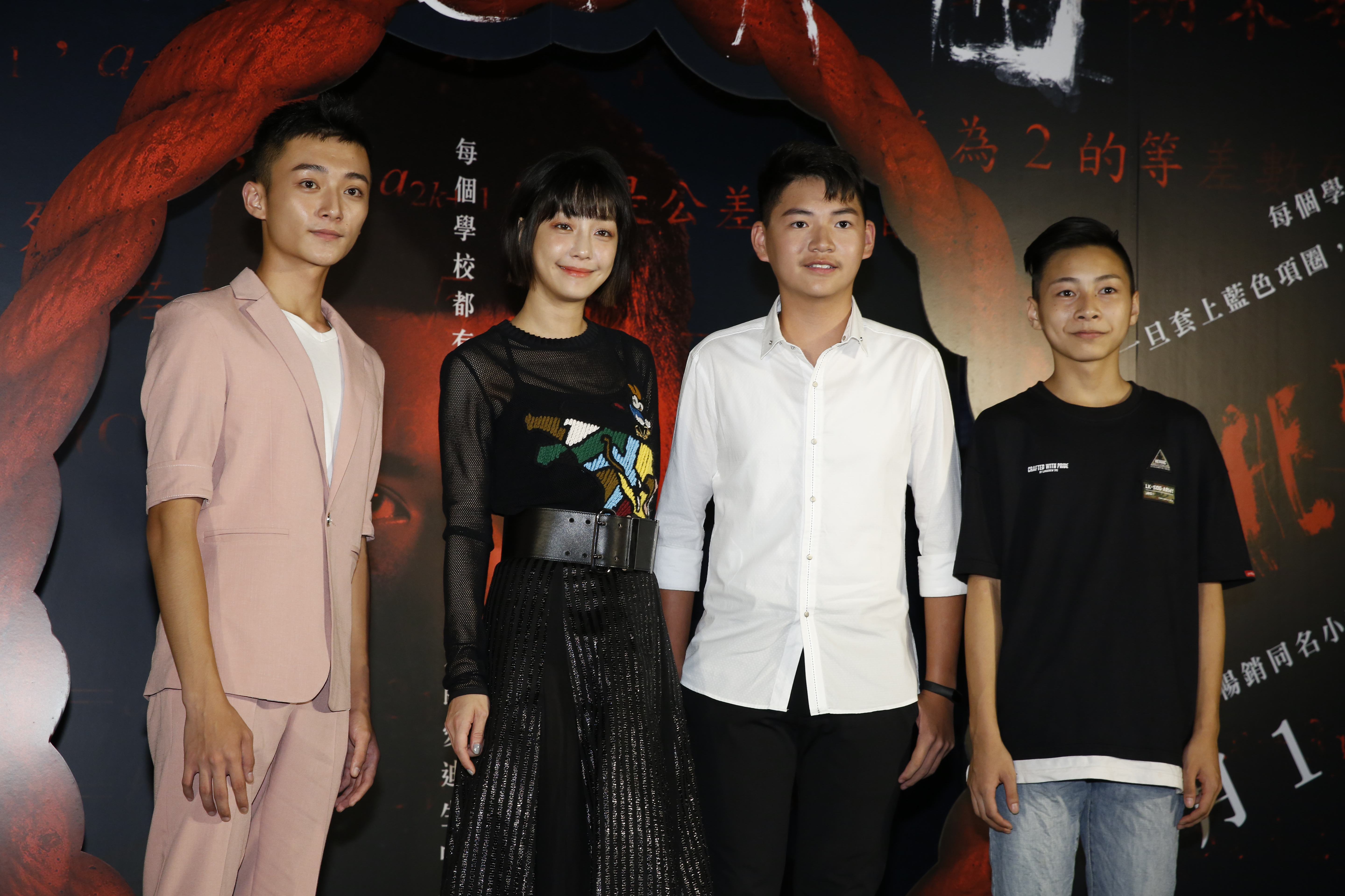 傅顯濬（左起）、謝欣穎、杜以謙、汪師超在《藍色項圈》扮演被成績左右一切的師生。