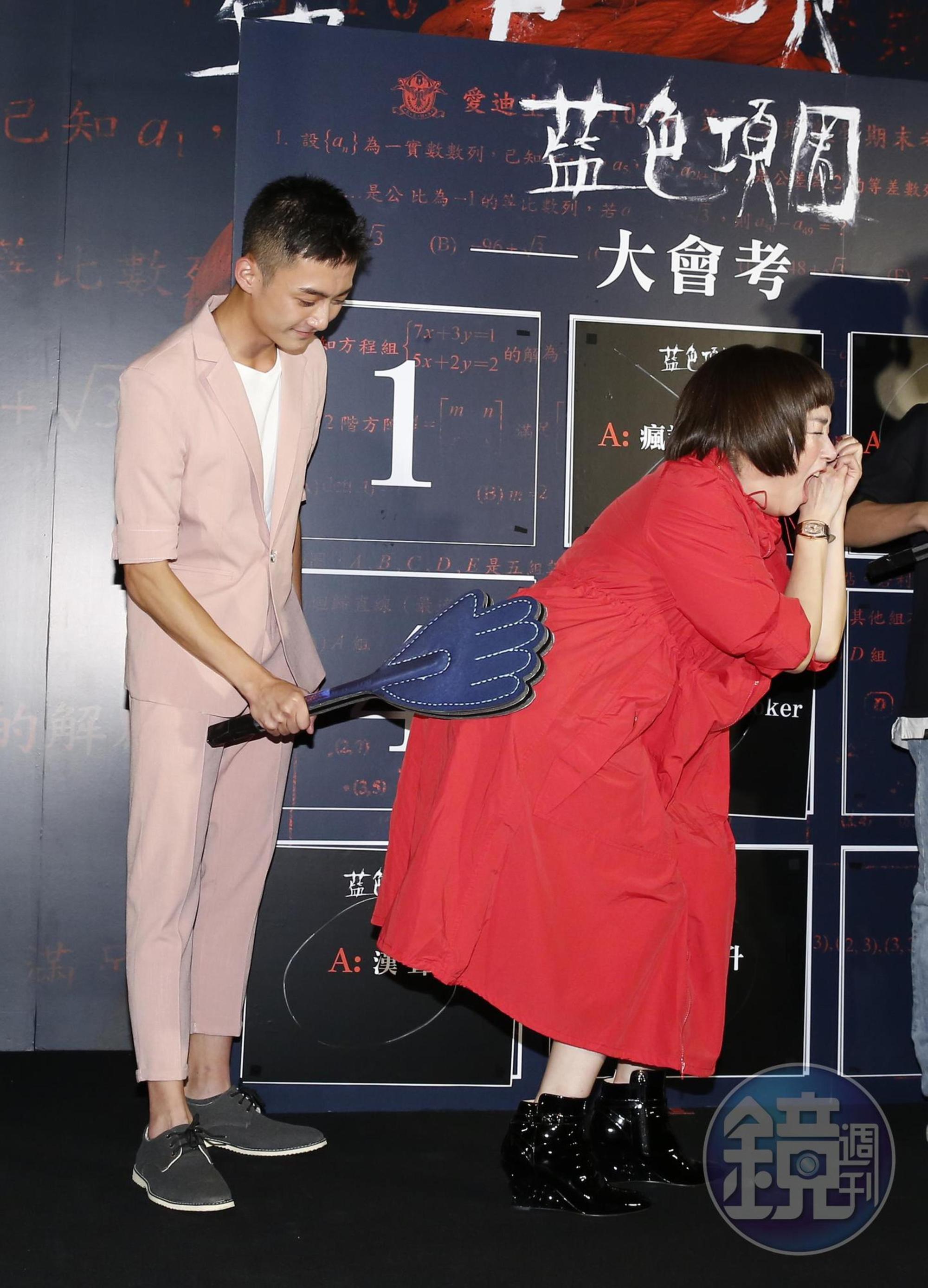 恬妞終於接受「愛的小手」懲罰,表情實在太有戲。