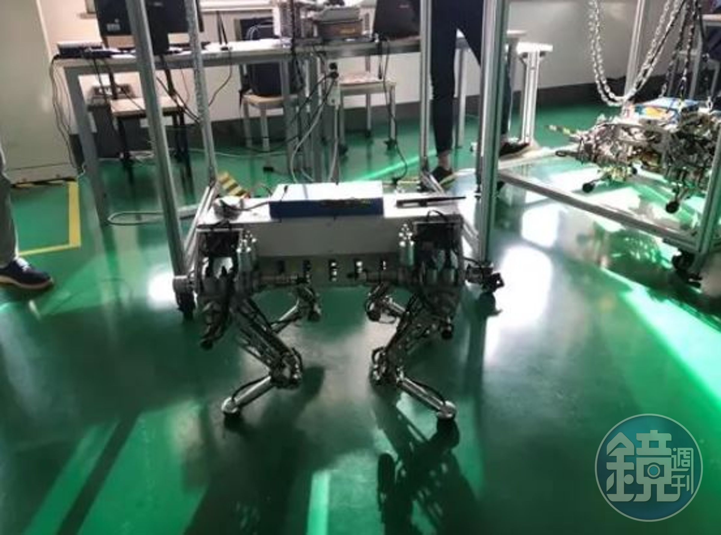 DT君試圖要推倒機械狗，結果機械狗相當穩定，不受外力影響。（圖片來源：DeepTech）