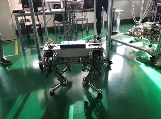 DT君試圖要推倒機械狗，結果機械狗相當穩定，不受外力影響。（圖片來源：DeepTech）