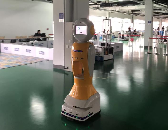 在新松研究院裡可以看到各式各樣的服務機器人。（圖片來源：DeepTech）