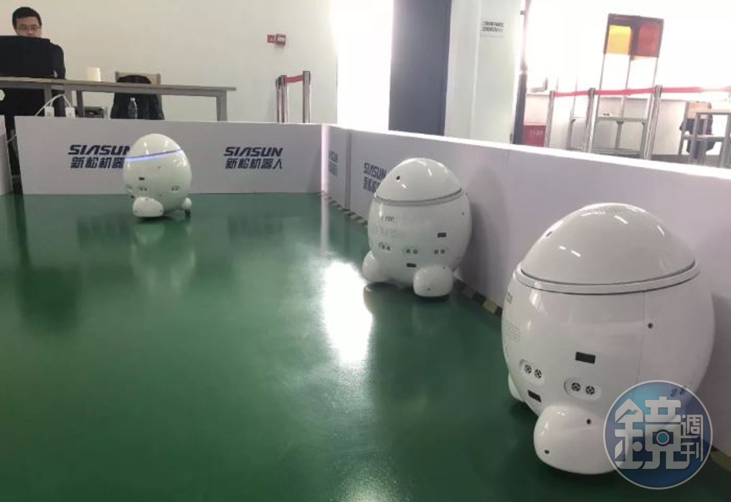 研究院人員在測試恐龍蛋機器人。（圖片來源：DeepTech）