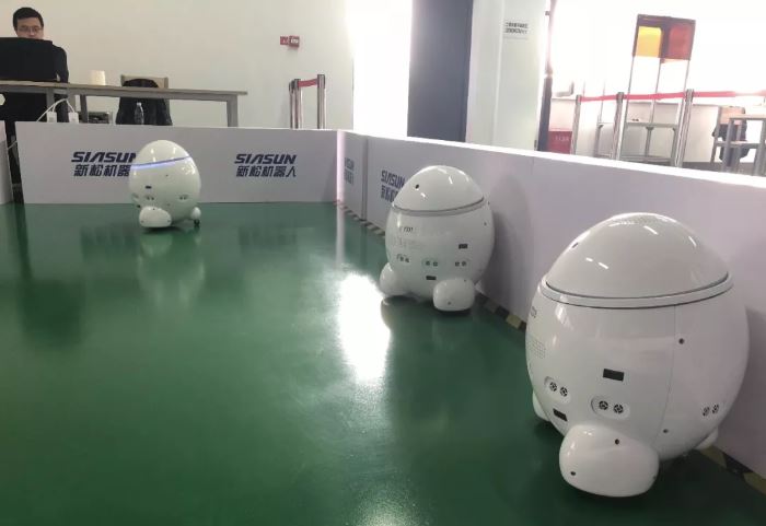 研究院人員在測試恐龍蛋機器人。（圖片來源：DeepTech）