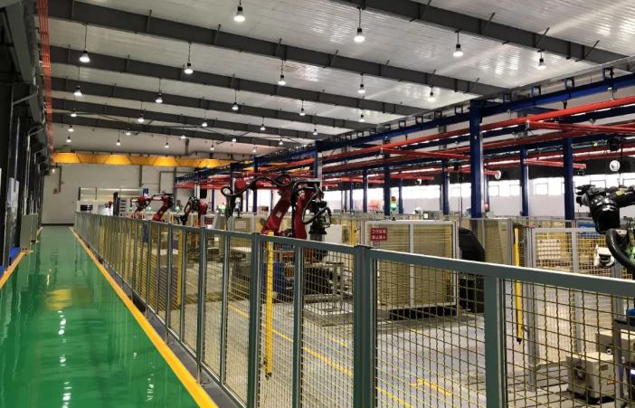 新松自己規劃了一條流水線可以生產6種產品，正因為生產具彈性，在業內被稱為是柔性生產，讓機器人組裝工業機器人，半小時就可以完成裝好，後續再進入人工組裝流程。（圖片來源：DeepTech）