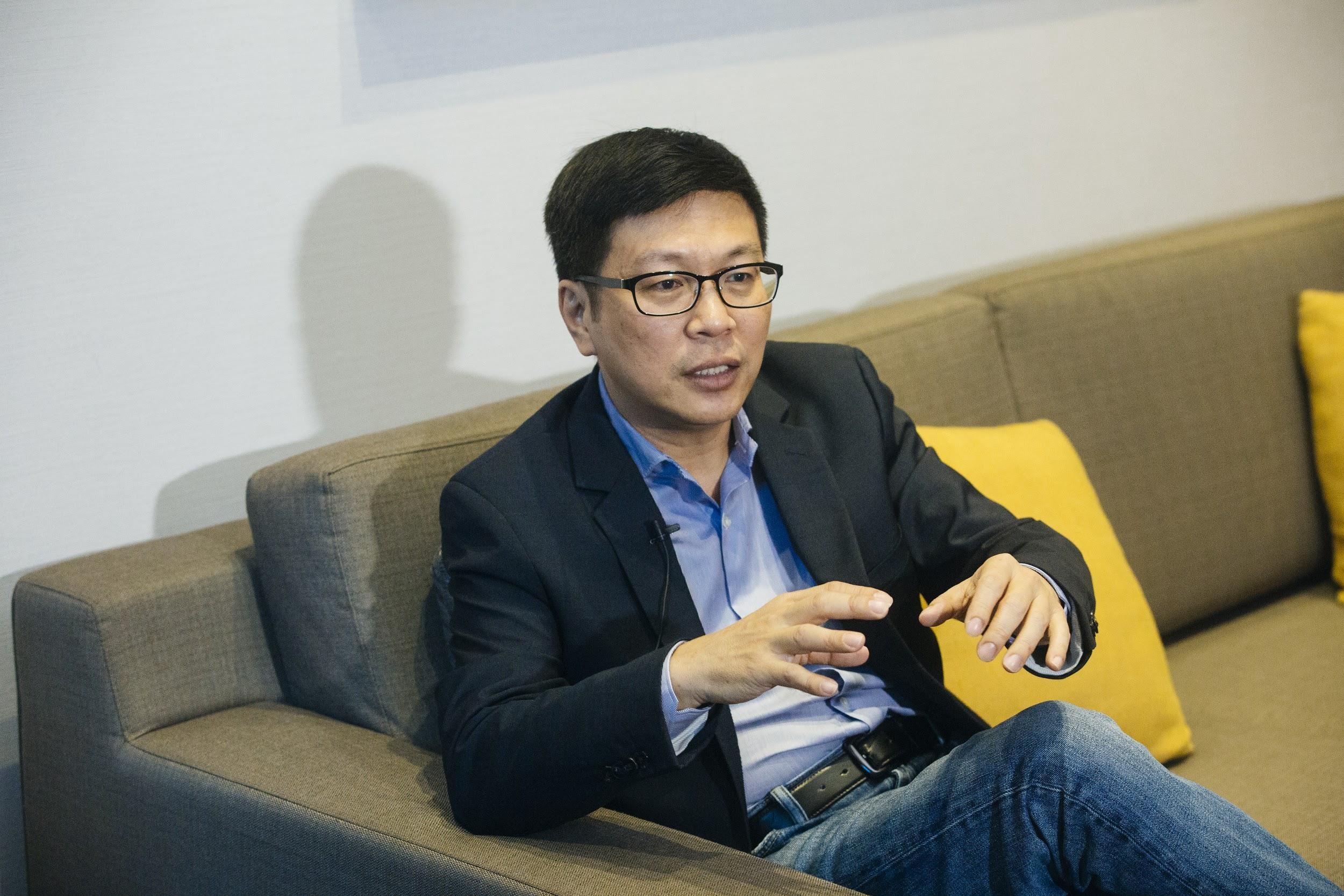 來自馬來西亞的霍紹文畢業於美國波士頓知名的柏克利音樂學院。