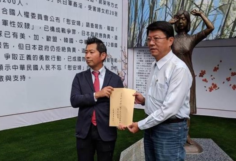 藤井實彥（左）月初在台南的慰安婦銅像前，將質問狀交給國民黨台南市黨部主委謝龍介。（翻攝「慰安婦真相國民運動」官網）