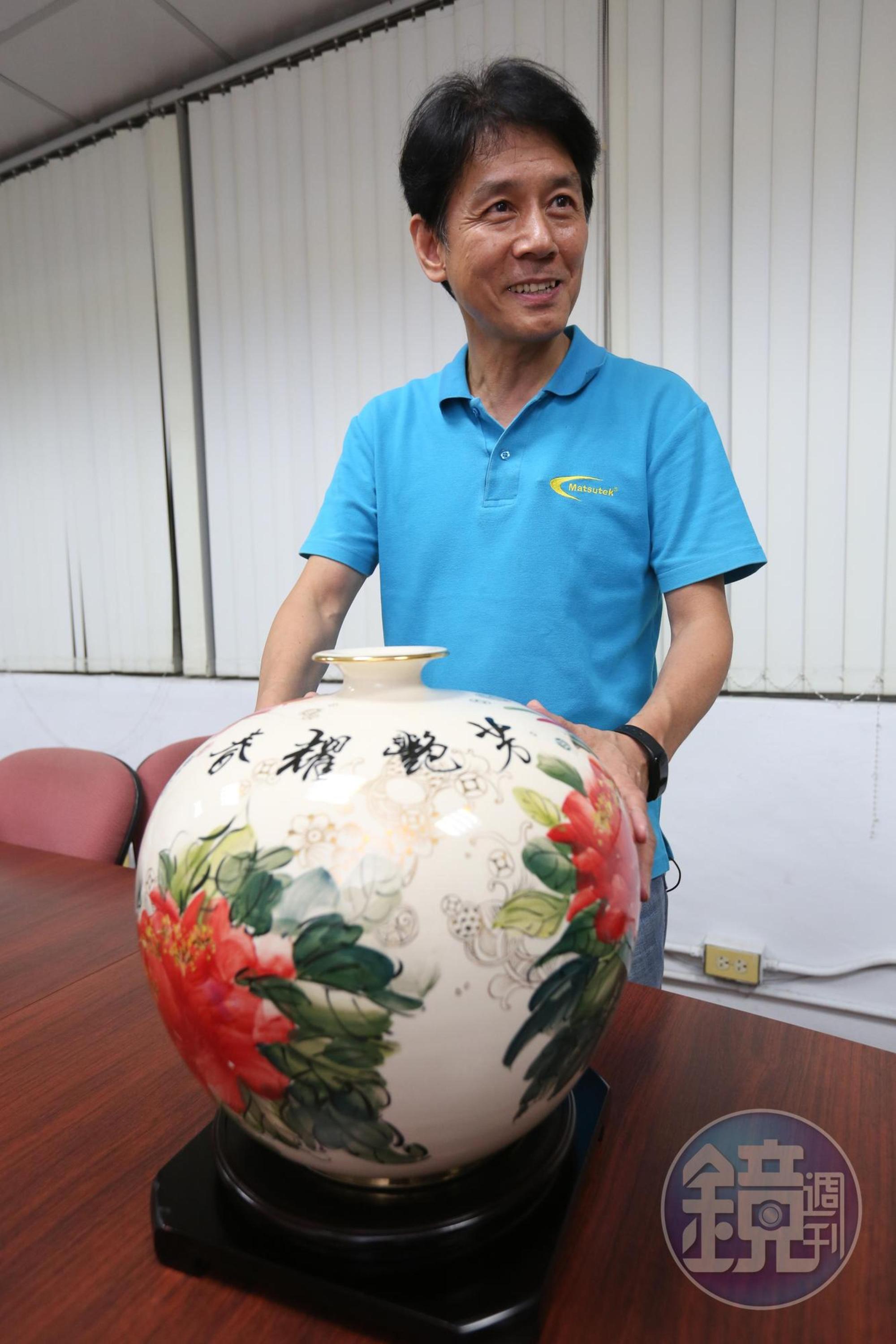 同事將太太親手畫的花瓶送給燕成祥,生意漸有起色後,他也花100萬元買下。