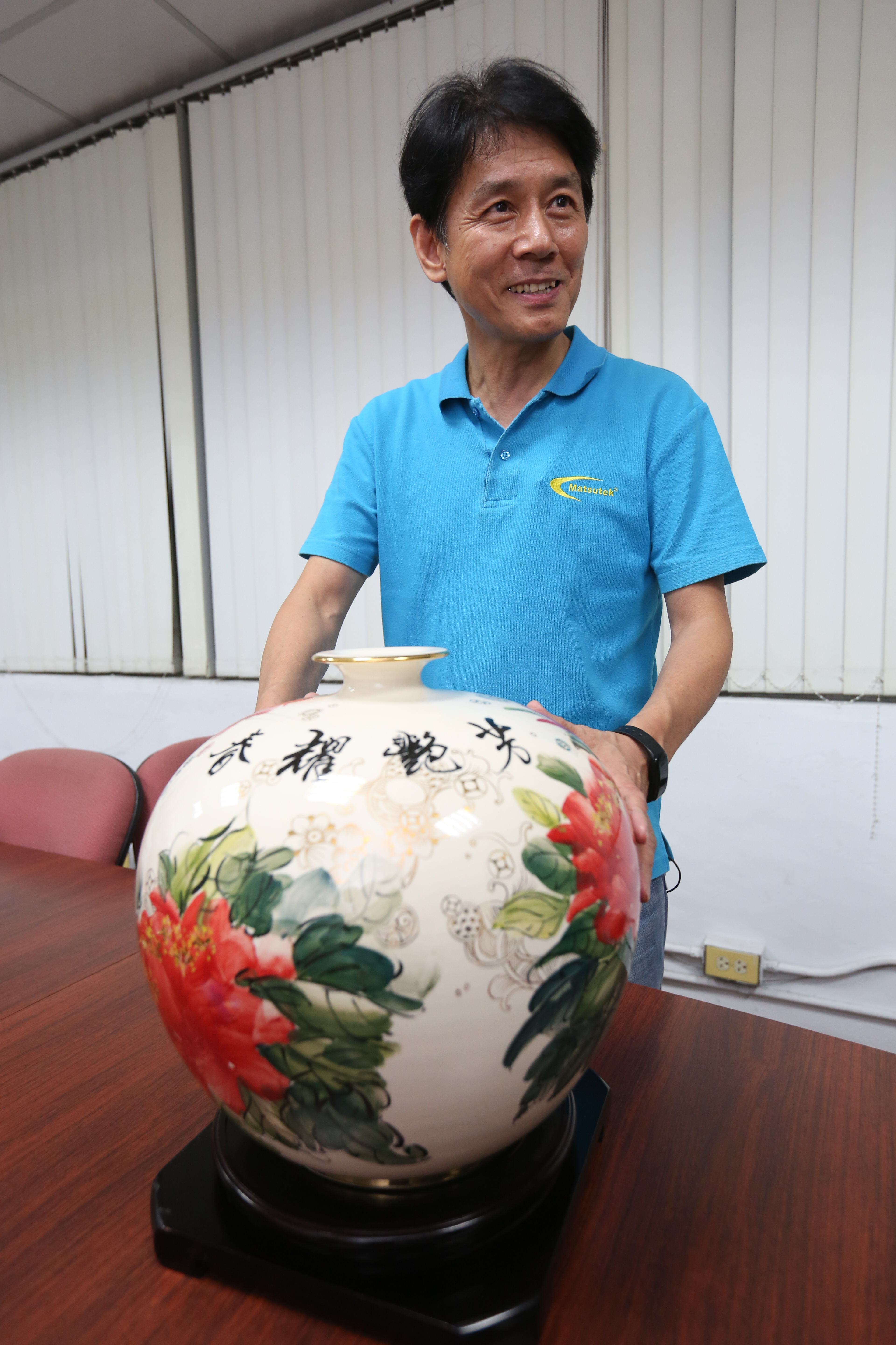 同事將太太親手畫的花瓶送給燕成祥，生意漸有起色後，他也花100萬元買下。
