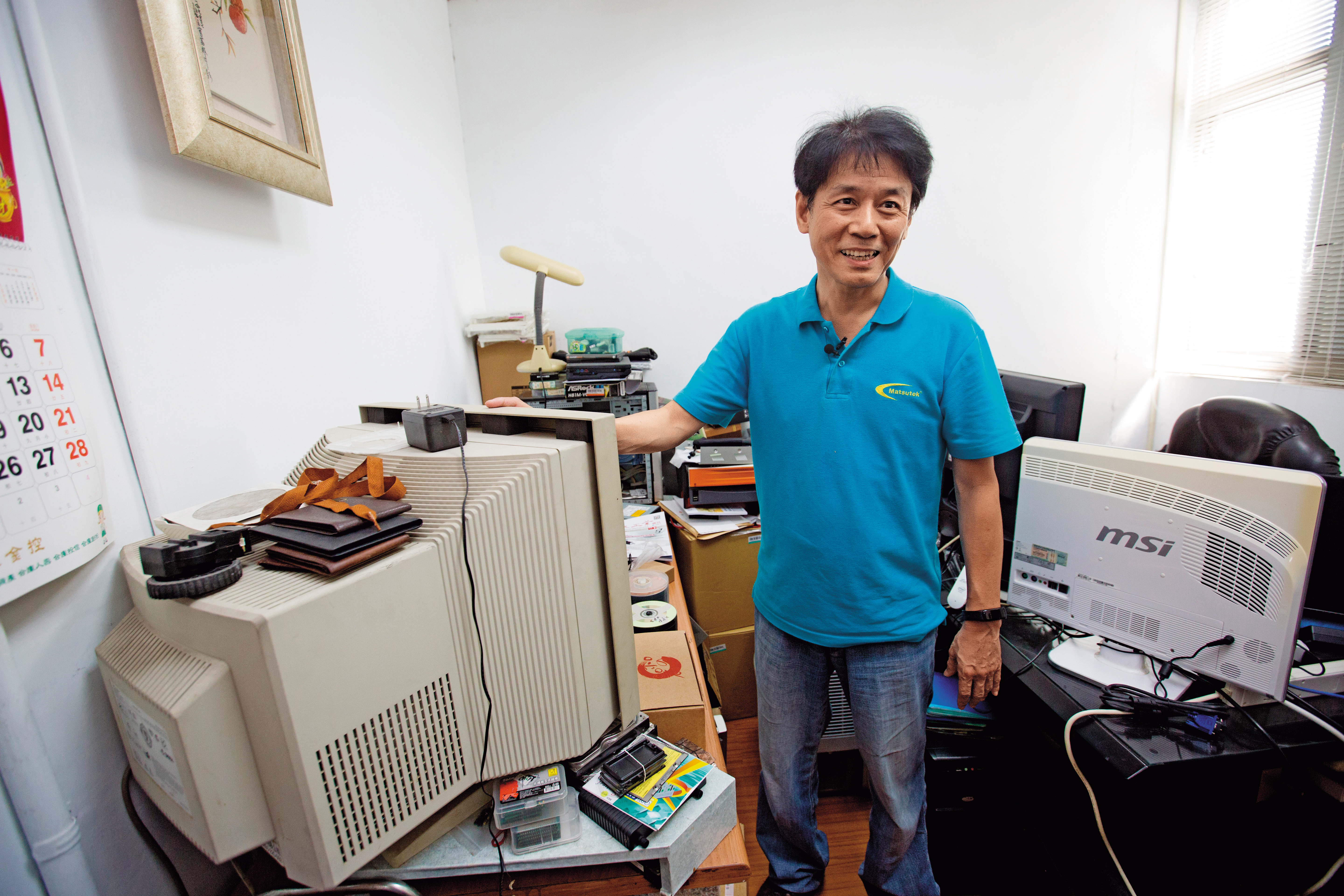 燕成祥的辦公室彷彿倉庫，連80年代的286電腦都留著，至今還在服役運作。