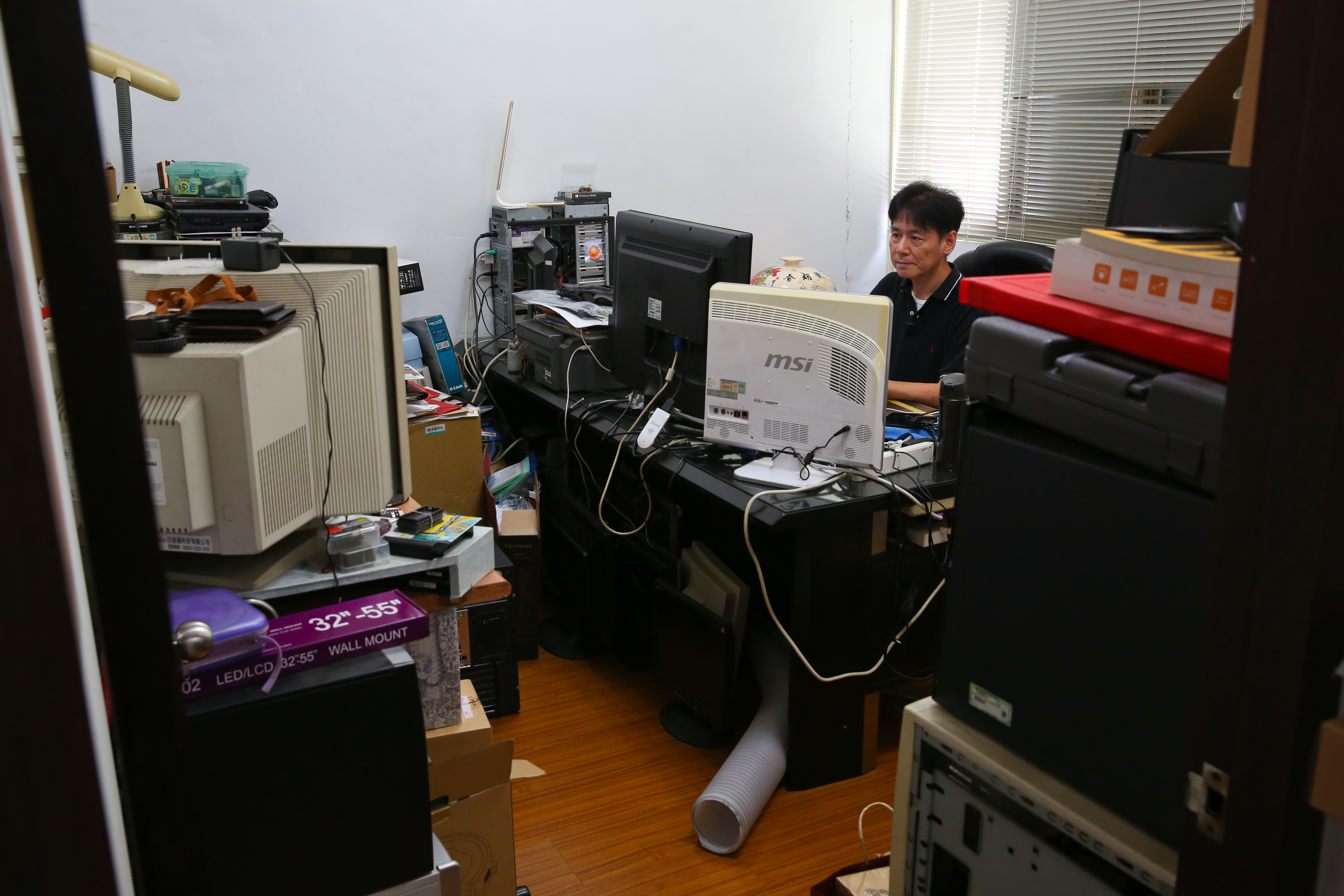 辦公室彷彿倉庫，燕成祥連80年代流行的286電腦都留著，至今還能運作。