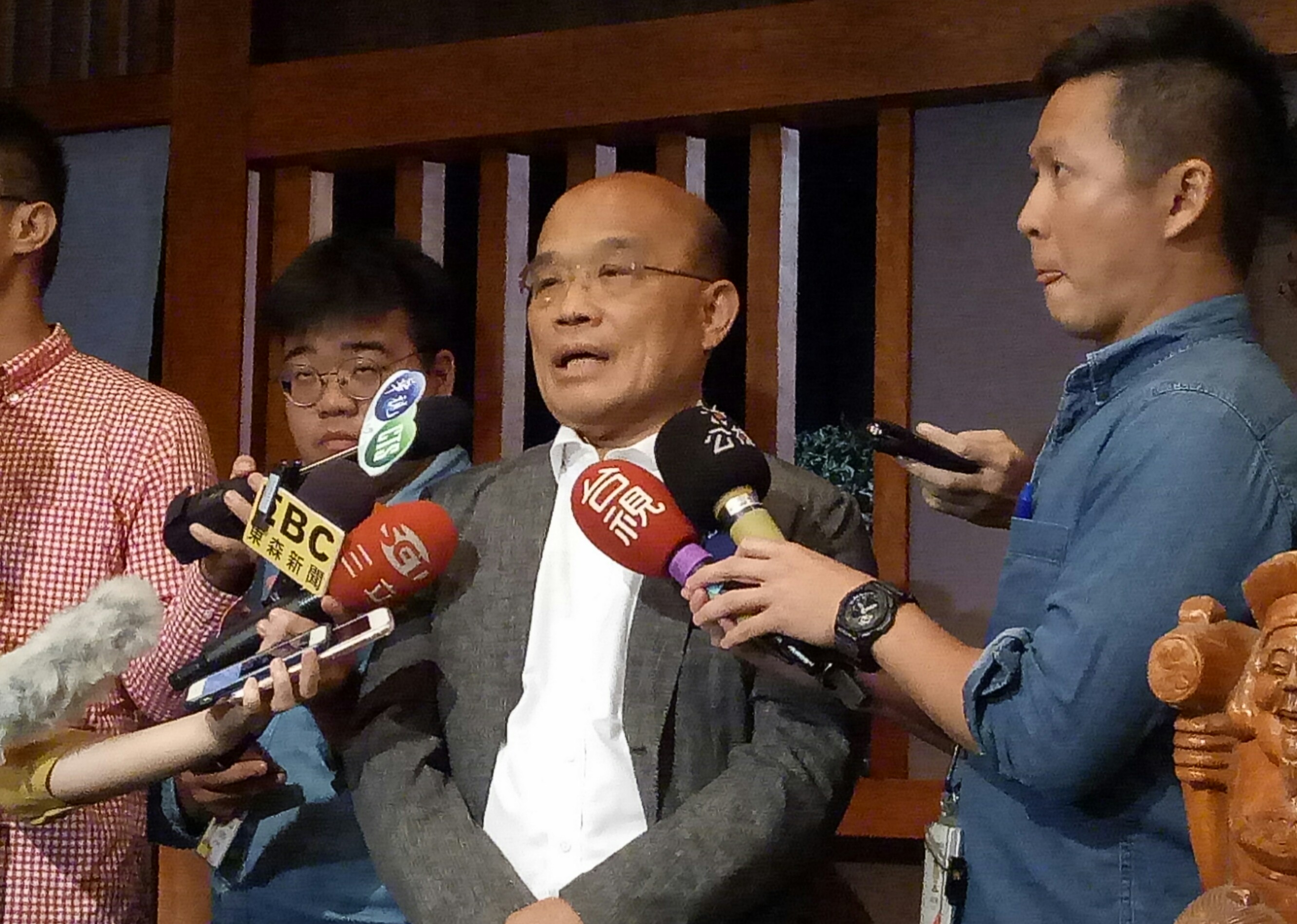 針對促轉會爭議，蘇貞昌受訪時表示，轉型正義經過幾代人努力才走到這一步是非常嚴肅的事，不必因為一個官員的瘋言瘋語受到影響。