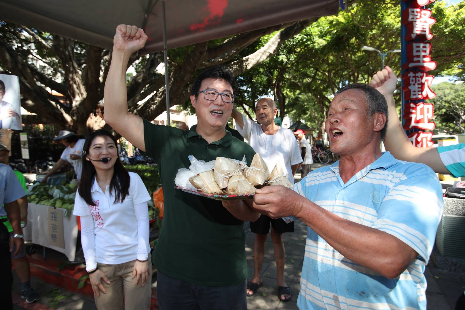 有支持者送給姚文智象徵「包中」的粽子祝賀他高票當選。（姚文智辦公室提供）