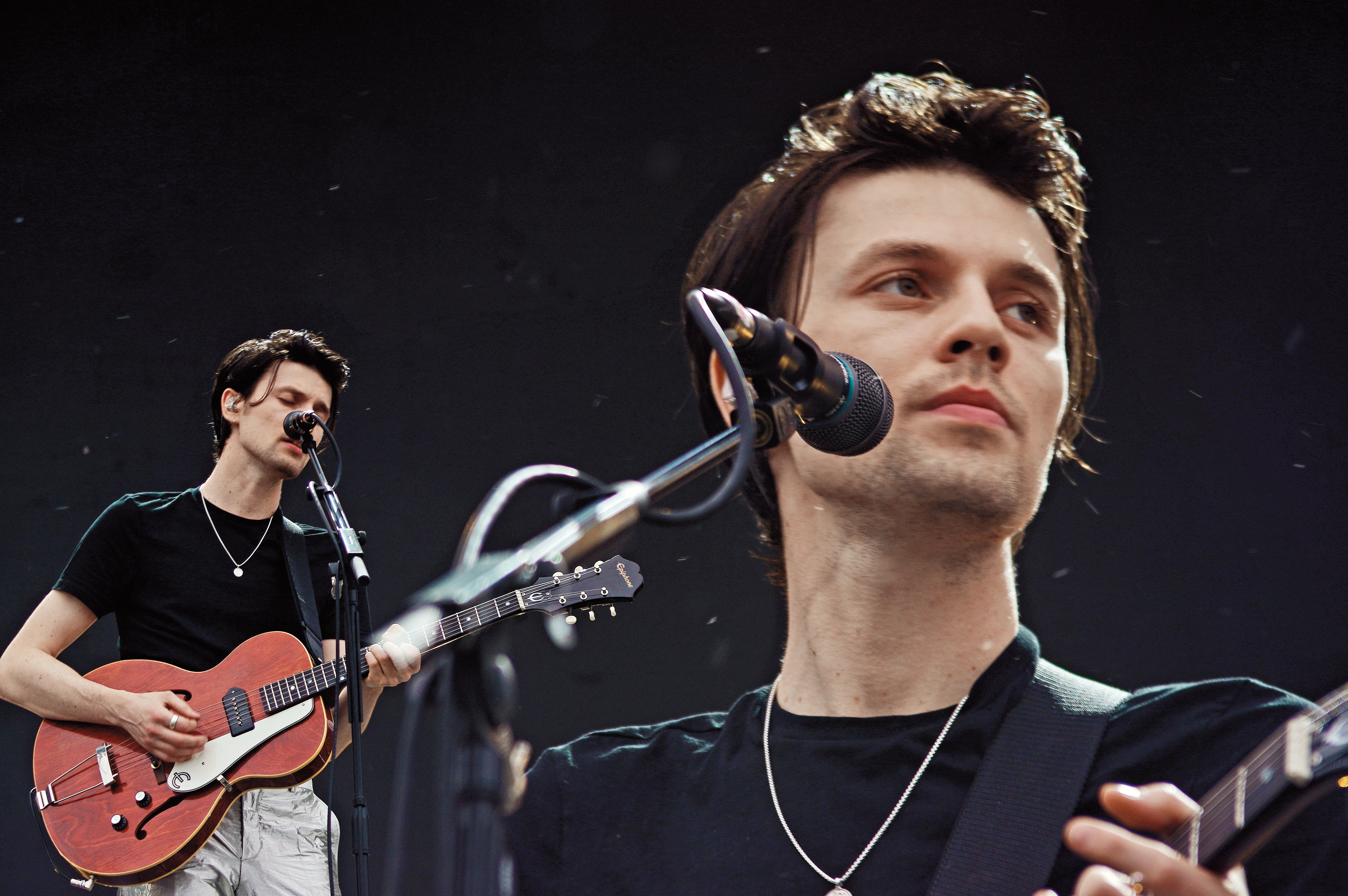 入圍3項格萊美獎的英國歌手詹姆斯貝在格萊美音樂節上演出。（東方IC）