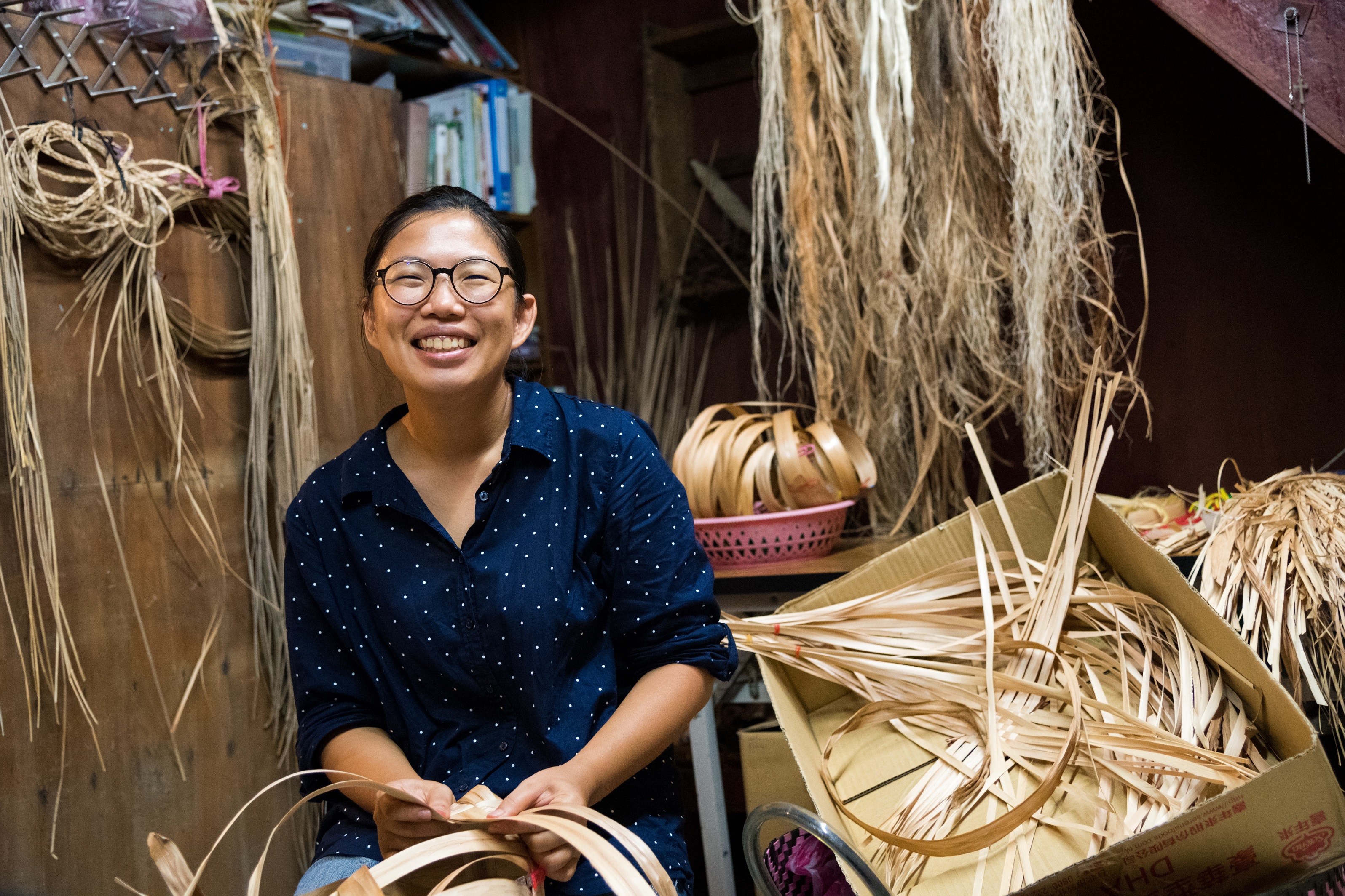 「月桃戲」工作室主人黃芳琪，從研究所田野調查進而愛上月桃編織。