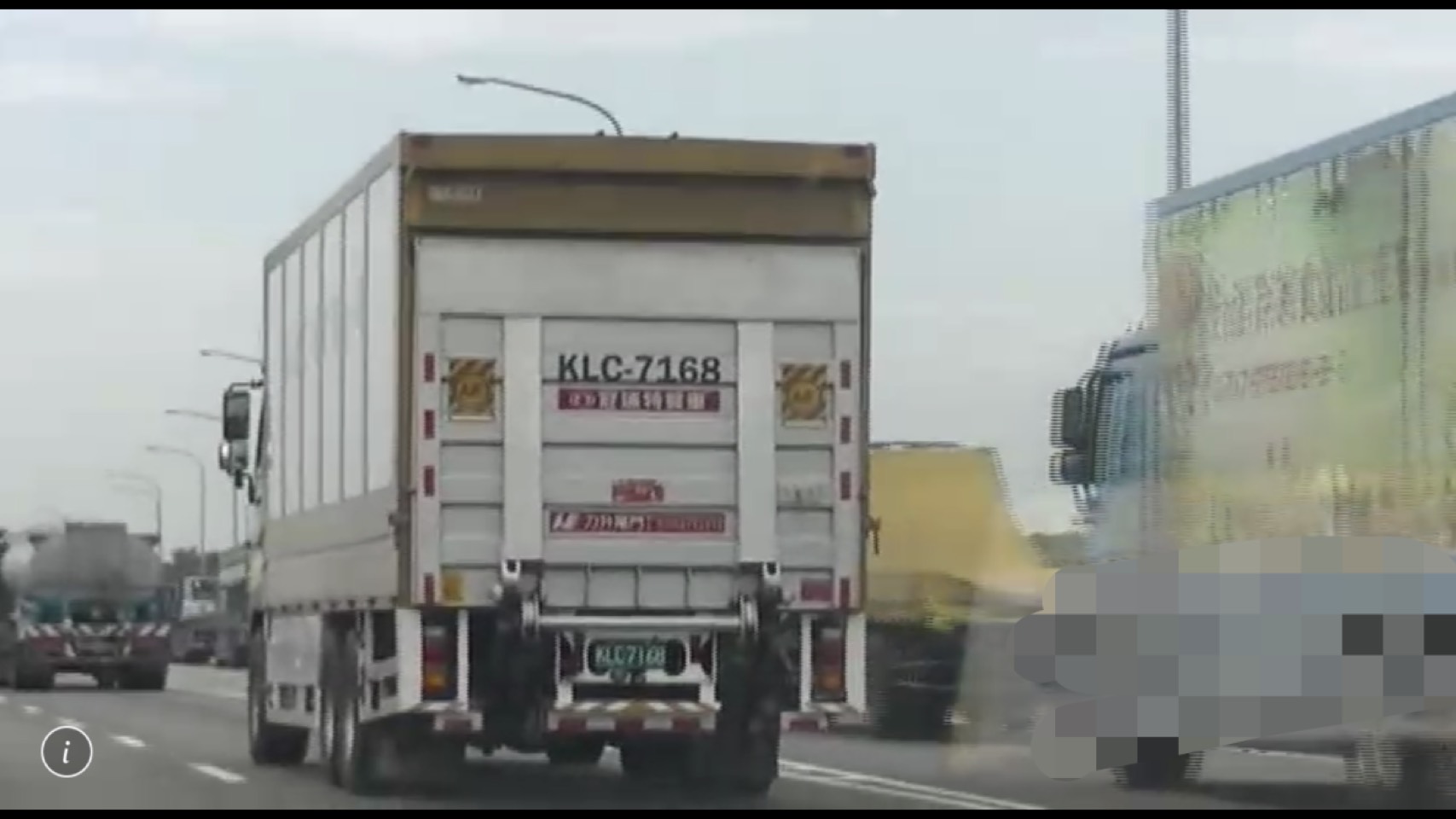 存放在高雄鎮港路貨櫃場的迷彩布料，10日竟被廠商派車載送回嘉義。