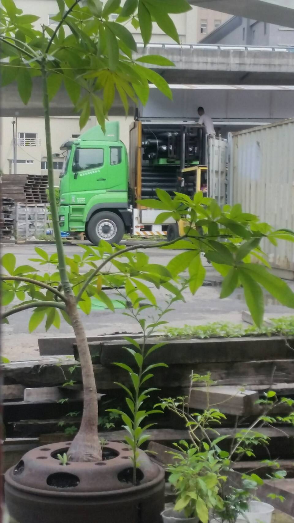 承包軍品的廠商擬將數位迷彩布料送到大陸加工遭攔,軍方卻未把流落在外的尼龍布領回。