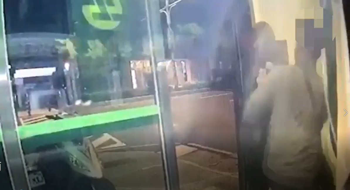 李男持刀搶劫在ATM存款的民眾。（翻攝畫面）