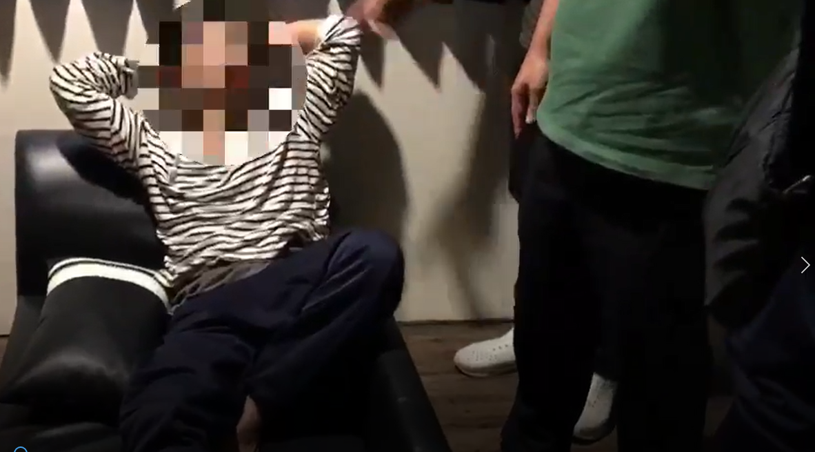 警方在桃園一家旅館逮捕剛剛嫖完妓的李男。（翻攝畫面）