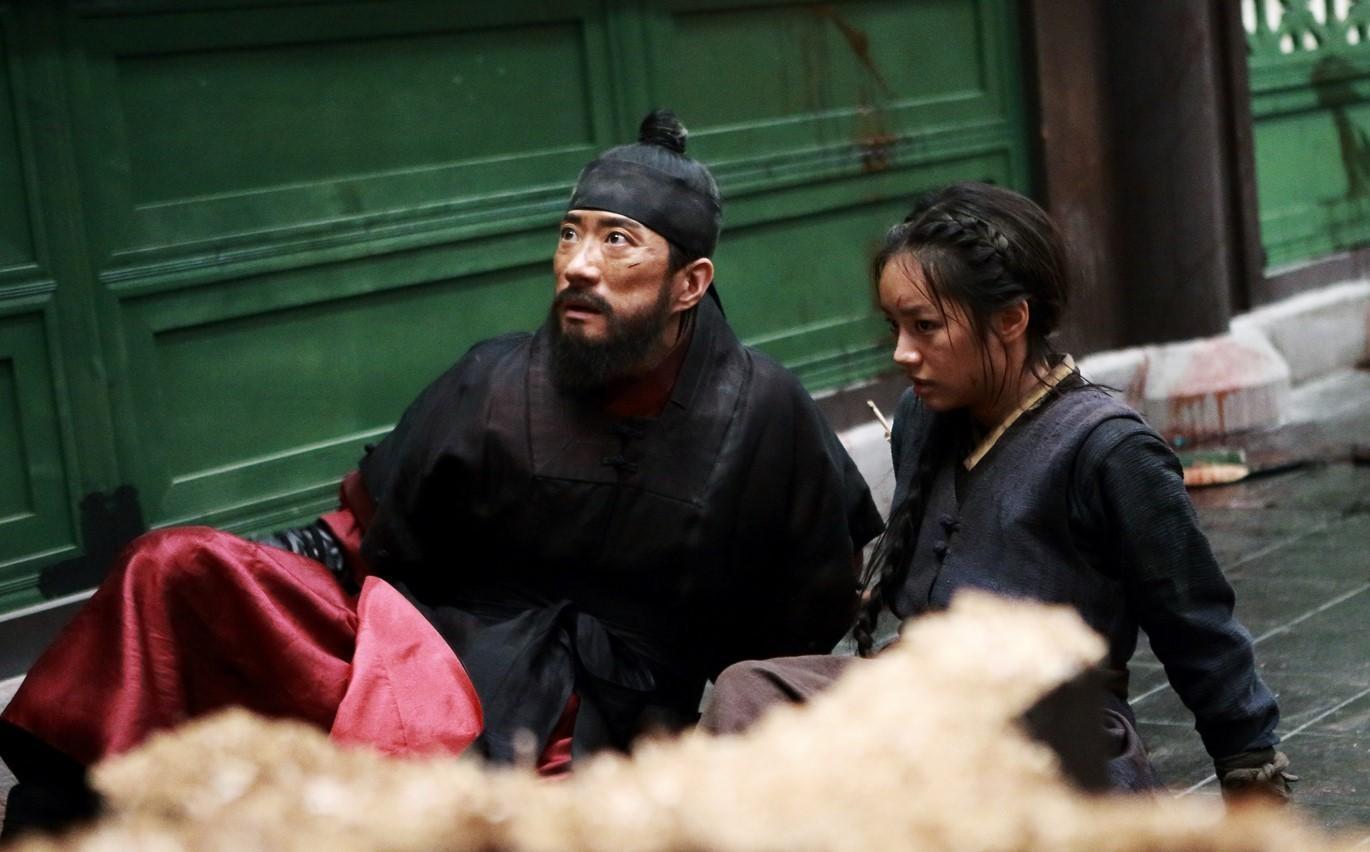 影帝金明民(左)與惠利在《物怪》中首度飾演父女。(車庫娛樂提供)