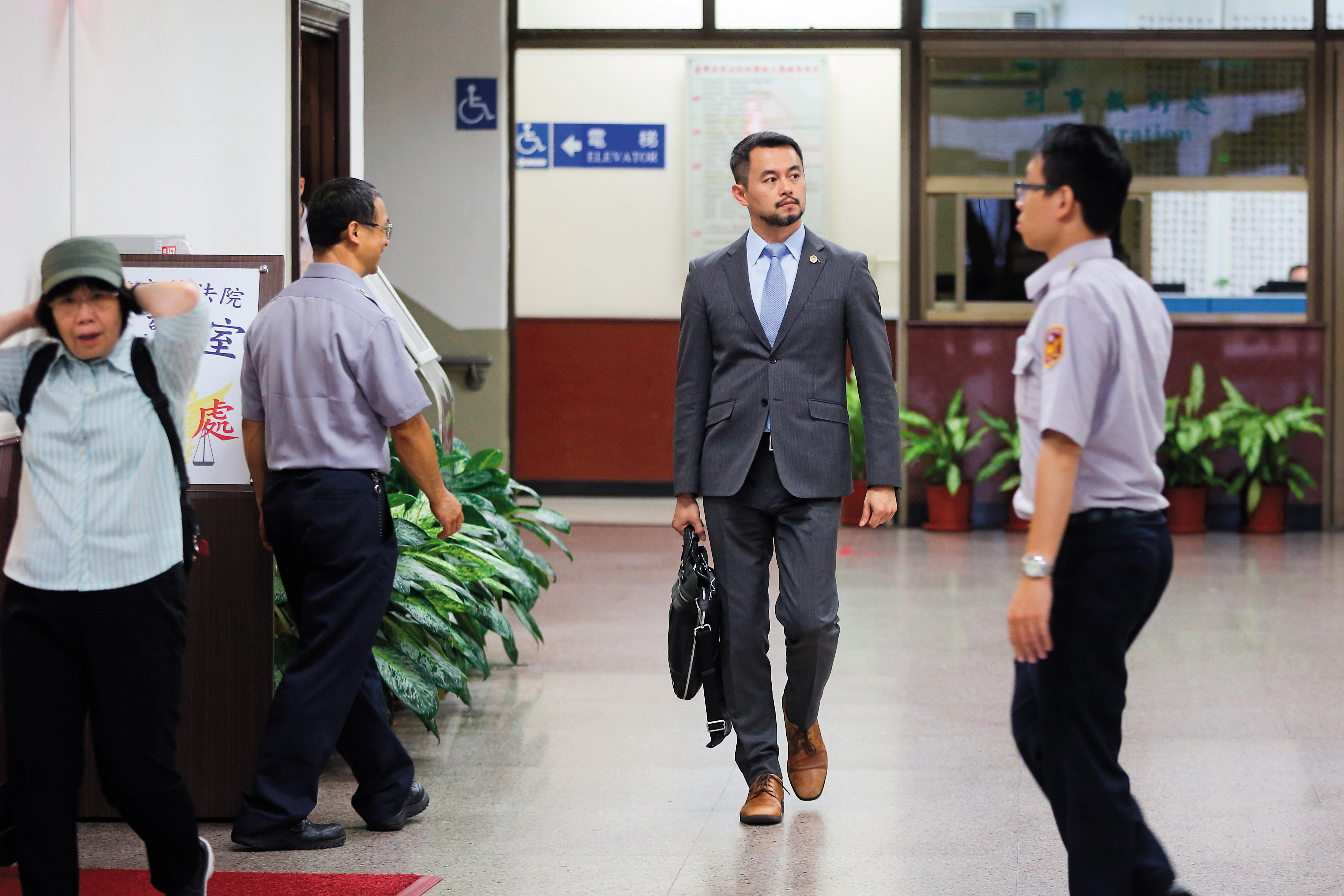 對黃致豪來說，許多重大刑案的殺人犯，都來自經濟、教育資源不佳的家庭，而他擔任辯護律師，希望能梳理出犯罪成因，讓審判完整評論一個人的價值，即便是死刑。