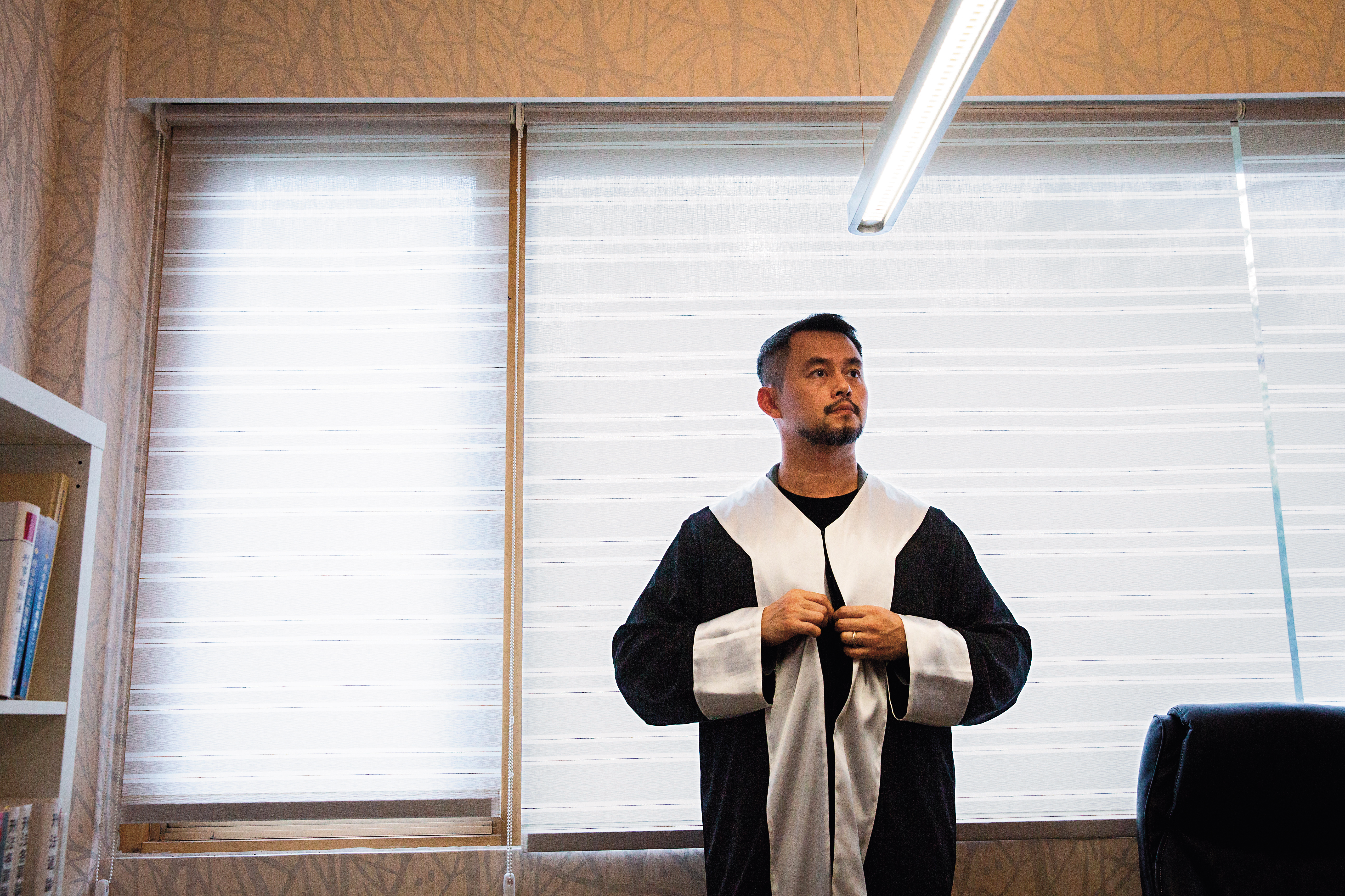 死刑辯護者黃致豪律師，曾自稱是怪物惡魔與百姓間的通譯者。