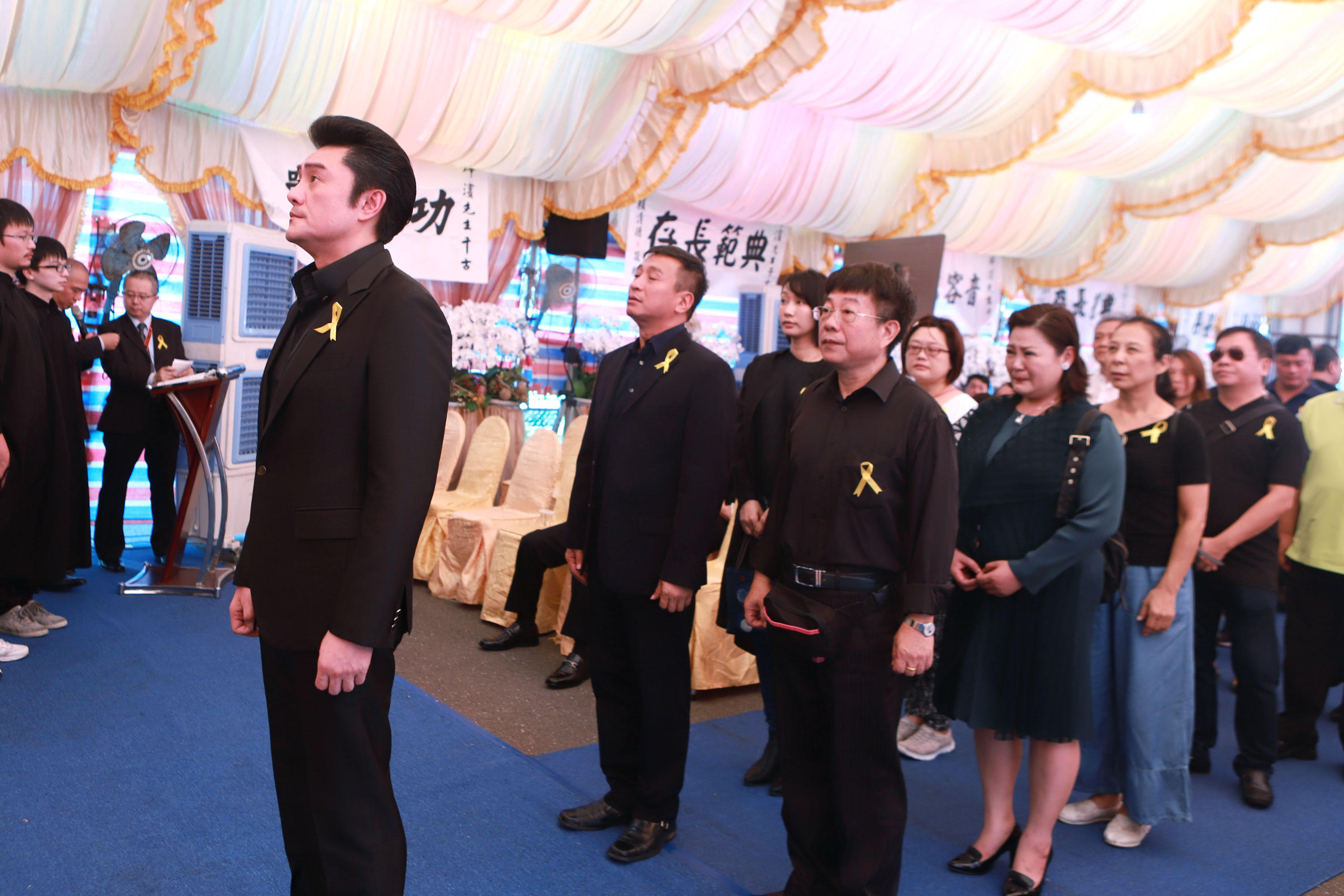 李㼈和眾合作過的演員送呂製作最後一程。(民視提供)