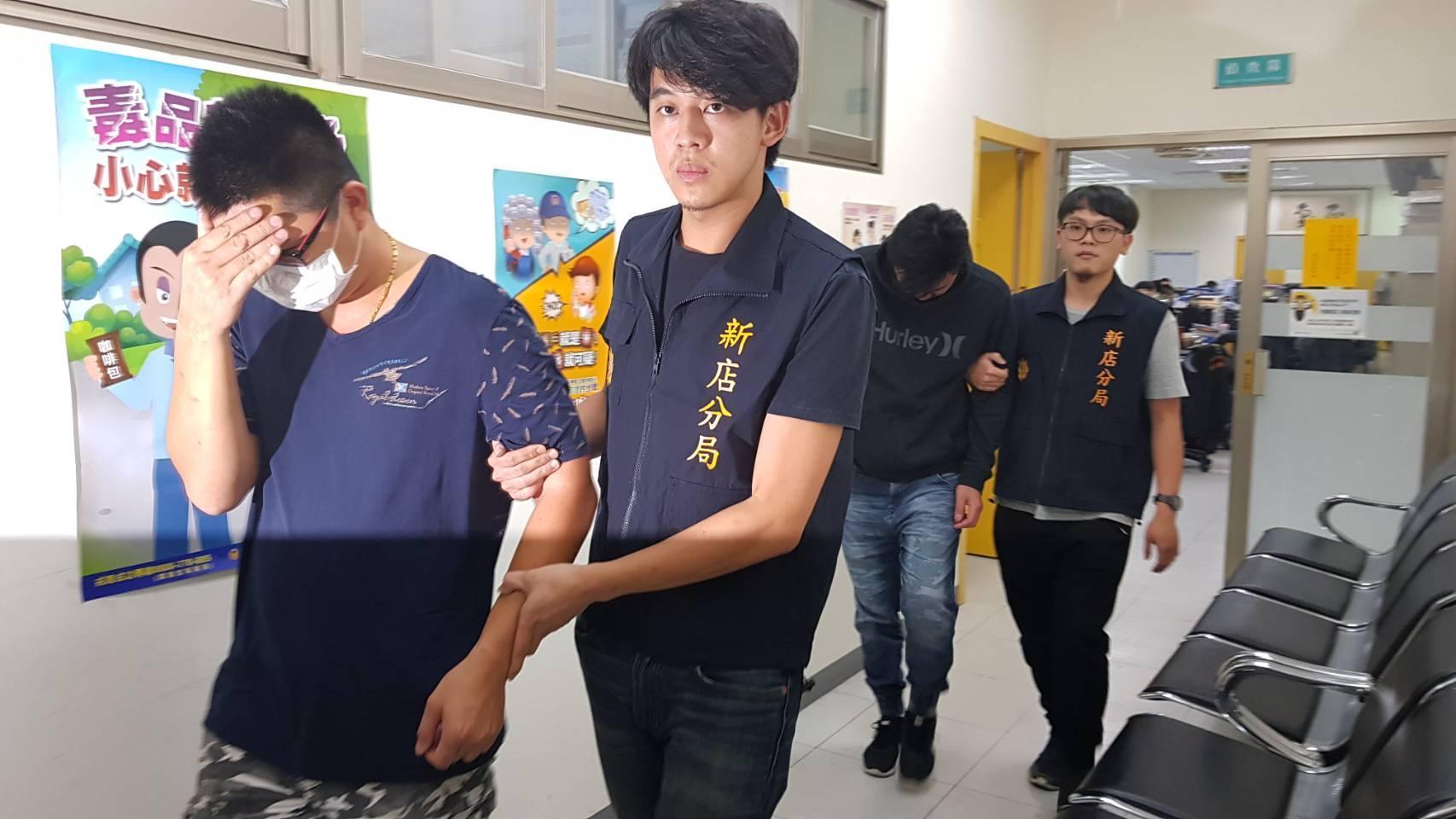 游男(前)與鄭男(後)被依恐嚇罪嫌函送偵辦。(翻攝畫面)