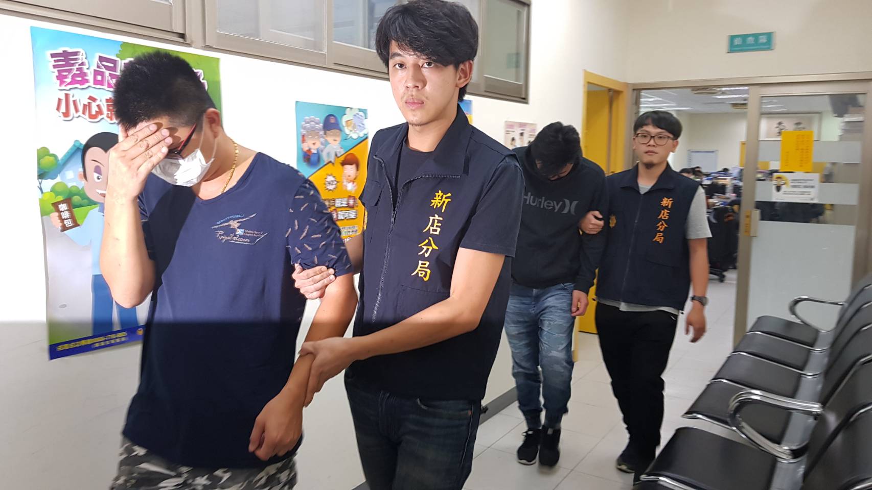 游男（前）與鄭男（後）被依恐嚇罪嫌函送偵辦。（翻攝畫面）