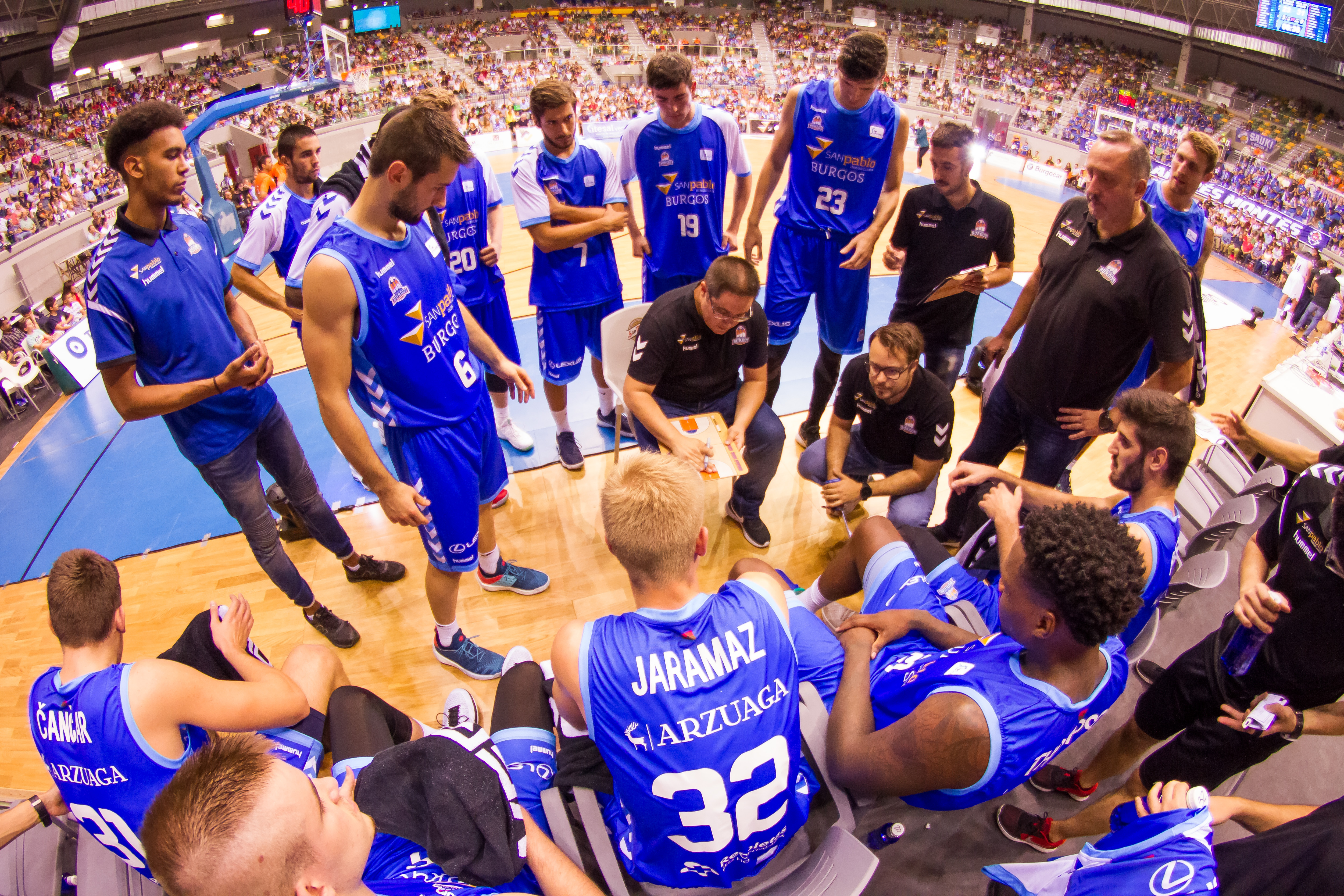 研究指出，參與團體運動更有效促進心理健康。（東方IC）