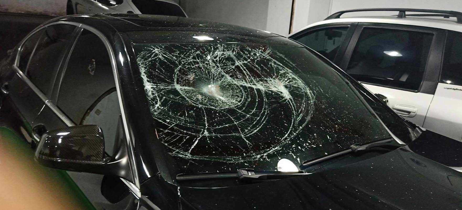 盧男等人因為百萬債務糾紛，昨晚在土城調解不成，雙方發生混戰，盧男車子玻璃遭砸。（翻攝畫面）