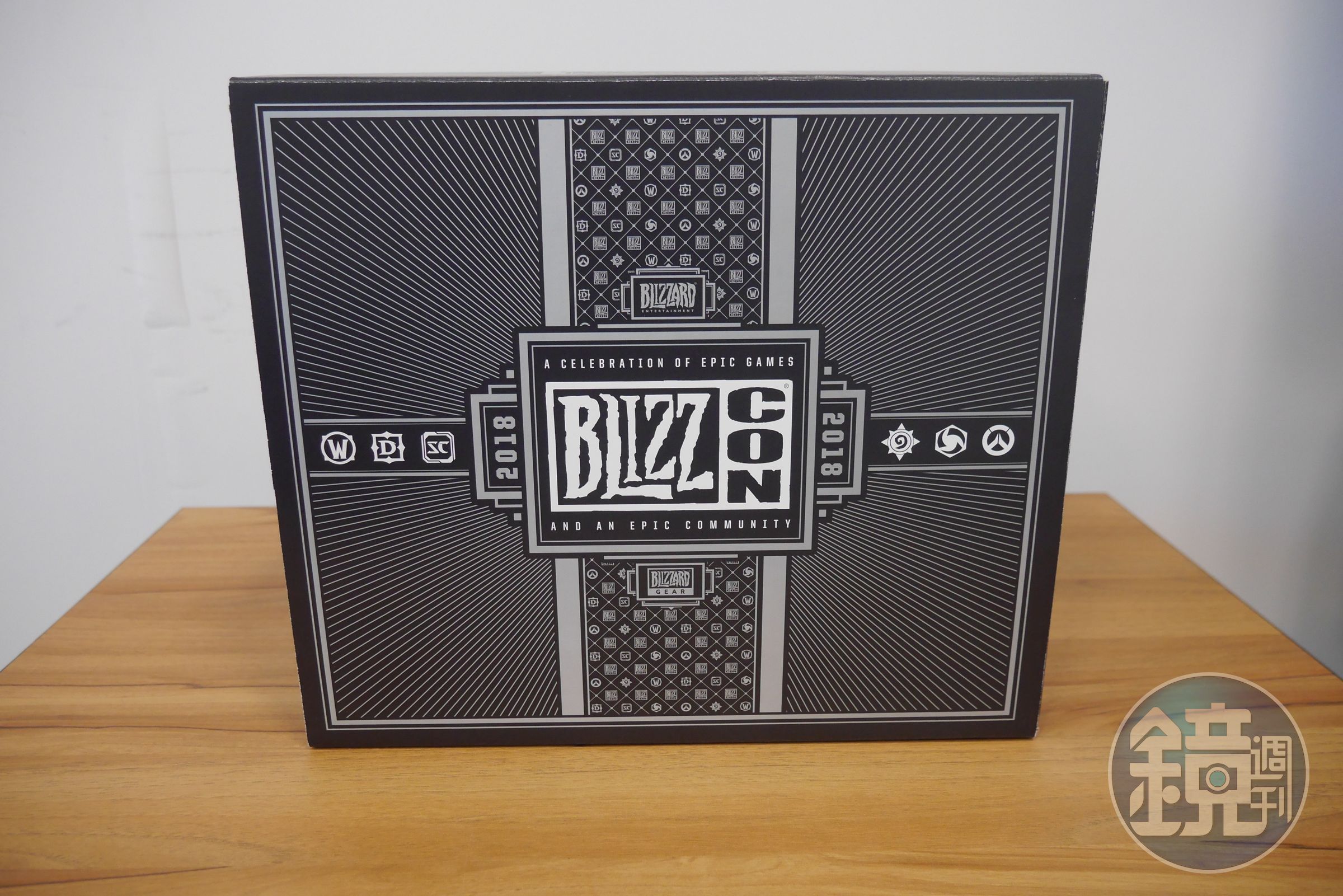 今年的 BlizzCon 驚喜袋，外表是質感滿滿的紙箱。