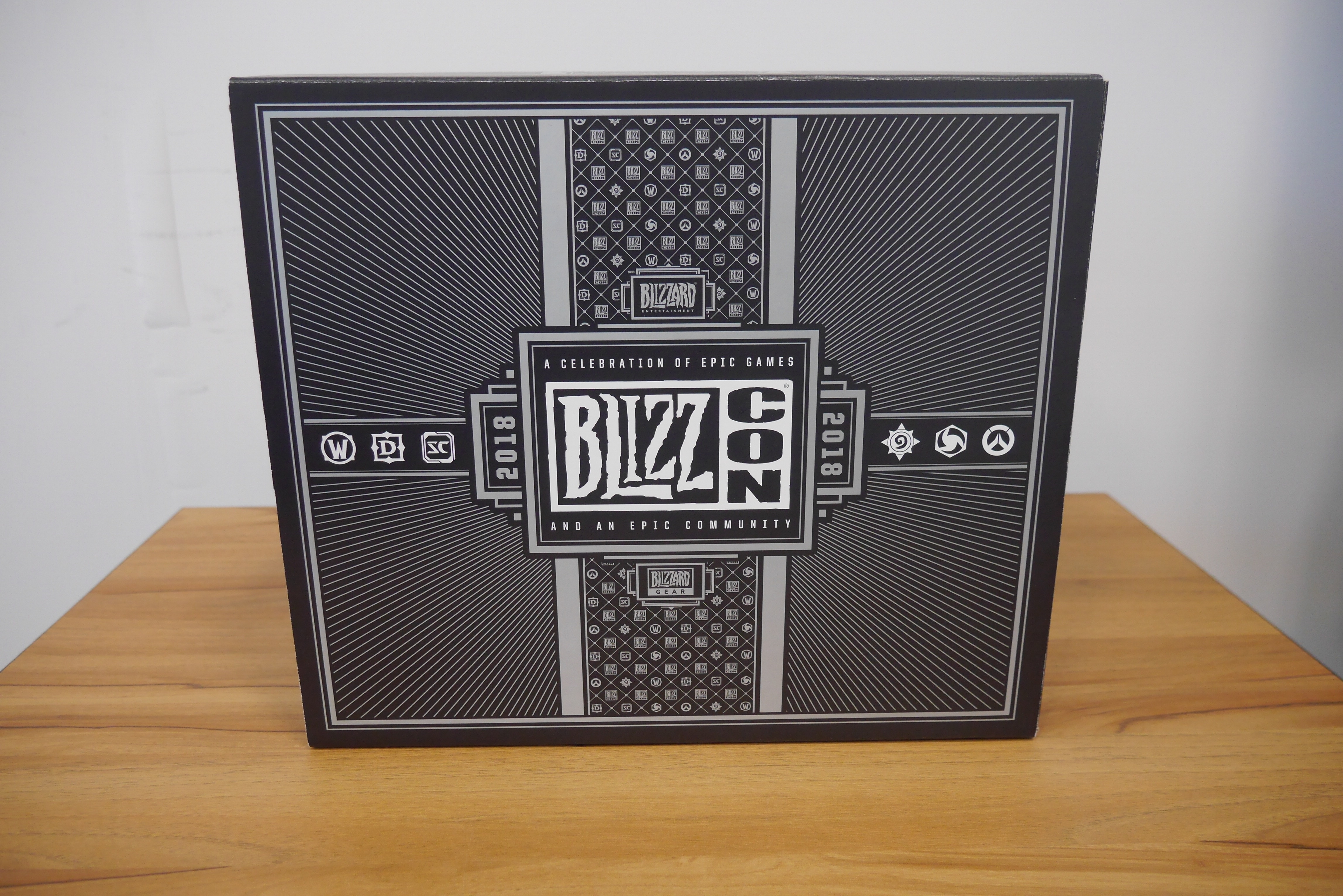 今年的 BlizzCon 驚喜袋，外表是質感滿滿的紙箱。