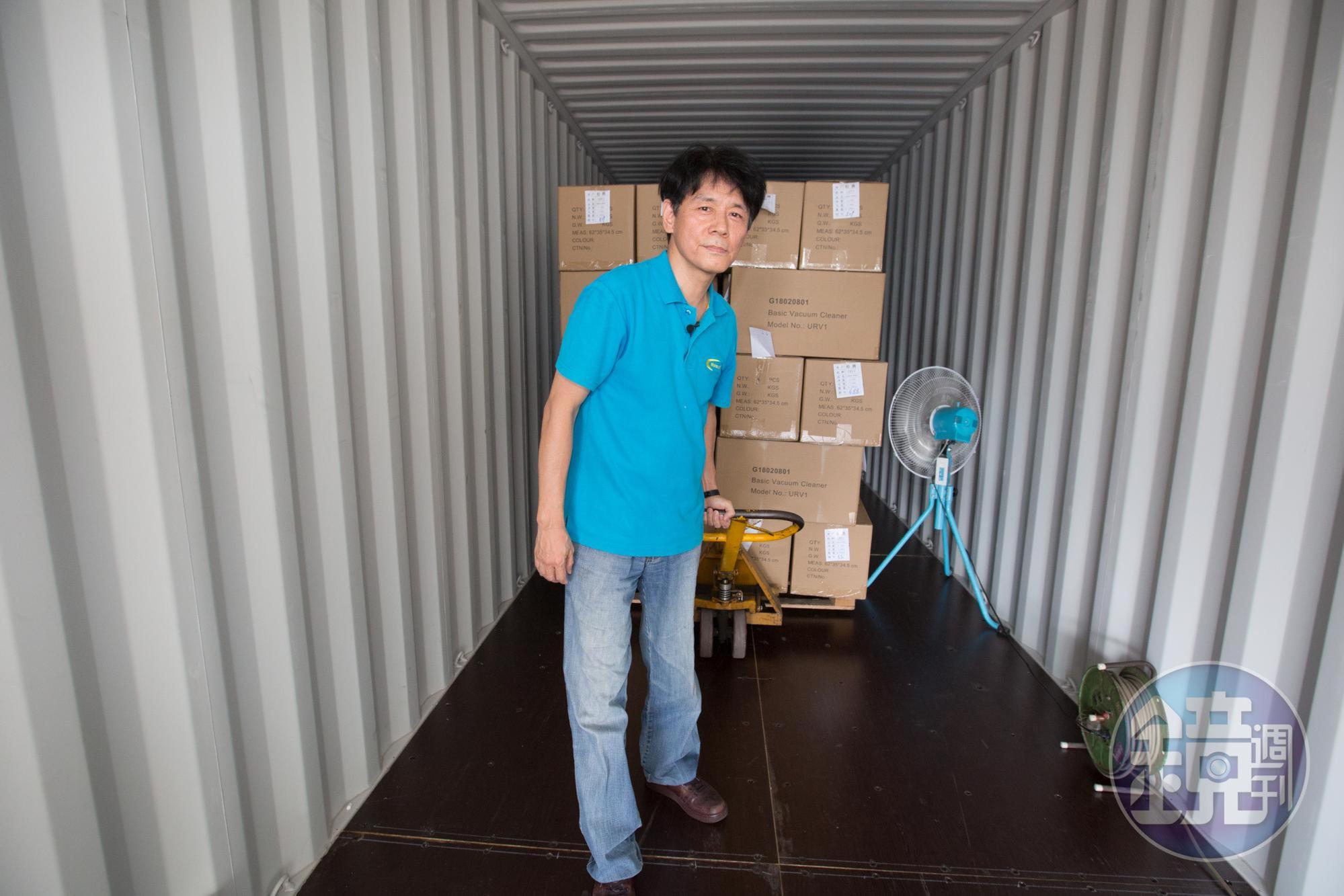 每到商品卸貨時間,燕成祥都會帶頭搬,見老闆動手,其他員工也會不約而同幫忙。