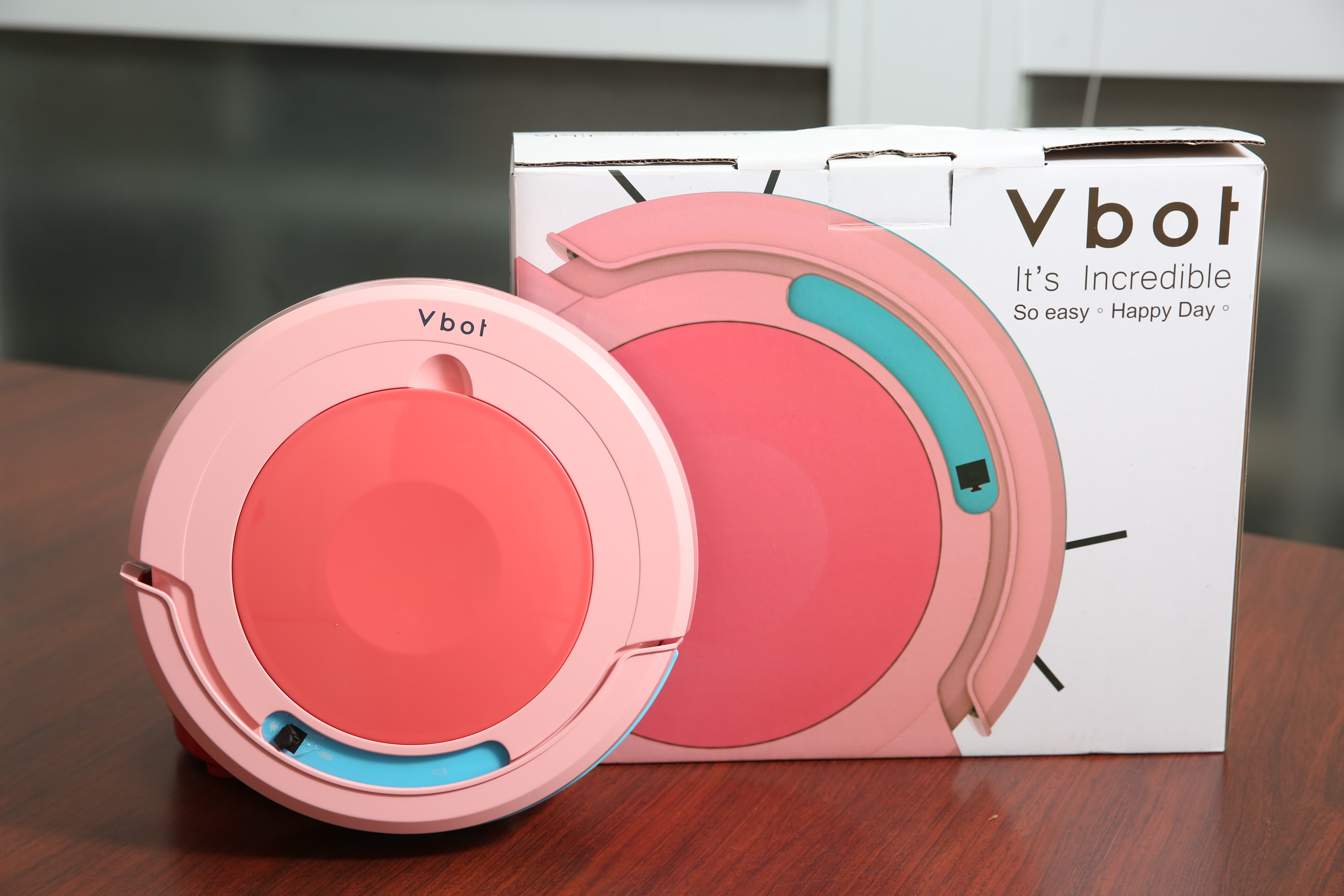 松騰除了幫國際品牌代工，也做自有品牌Vbot，機型為業界最多。（Vbot R8 果漾機，4280元／台）