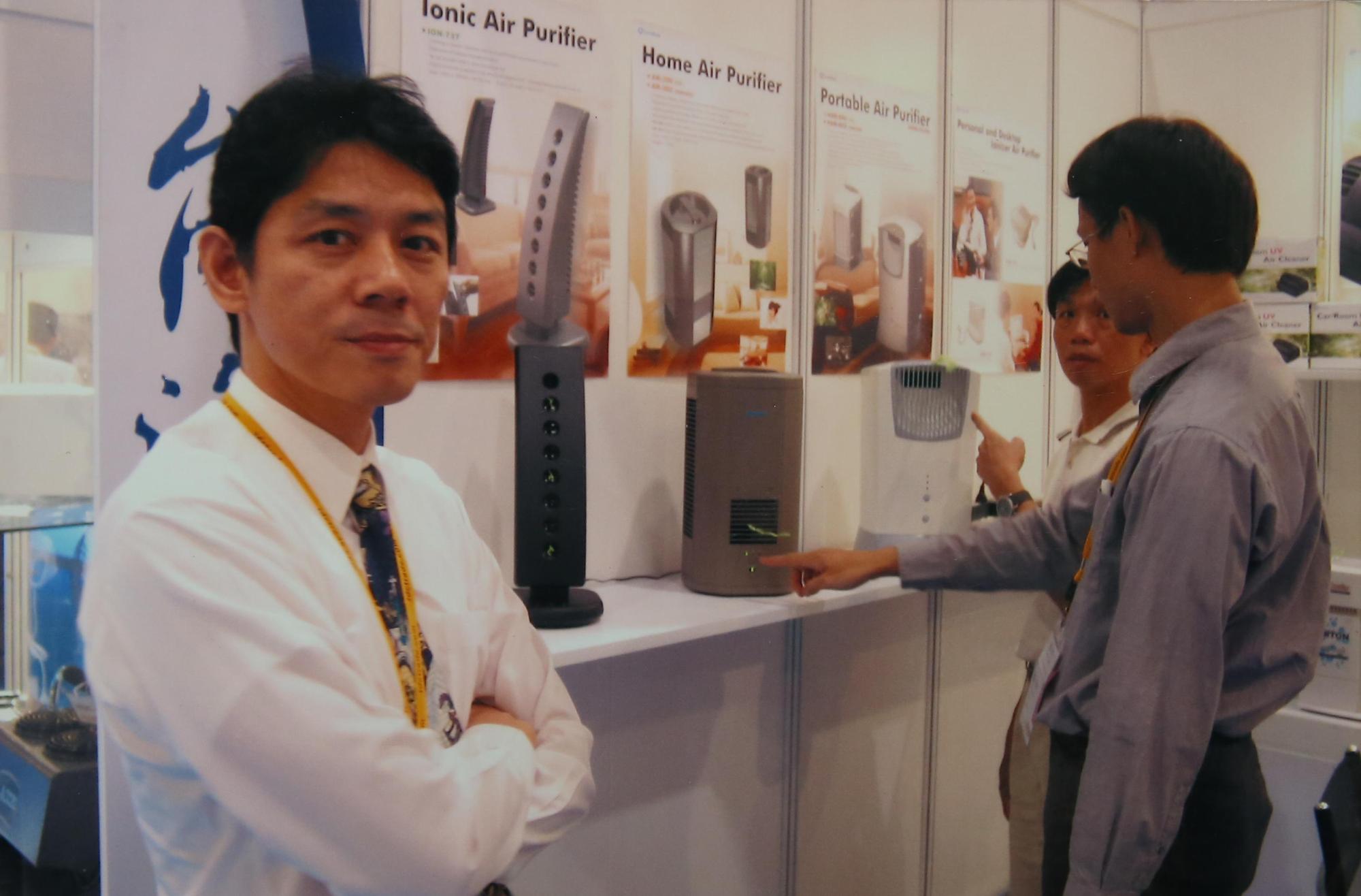 早期松騰也做音響、收音機等小家電,燕成祥(左)會到國外參展,接觸買家。(燕成祥提供)