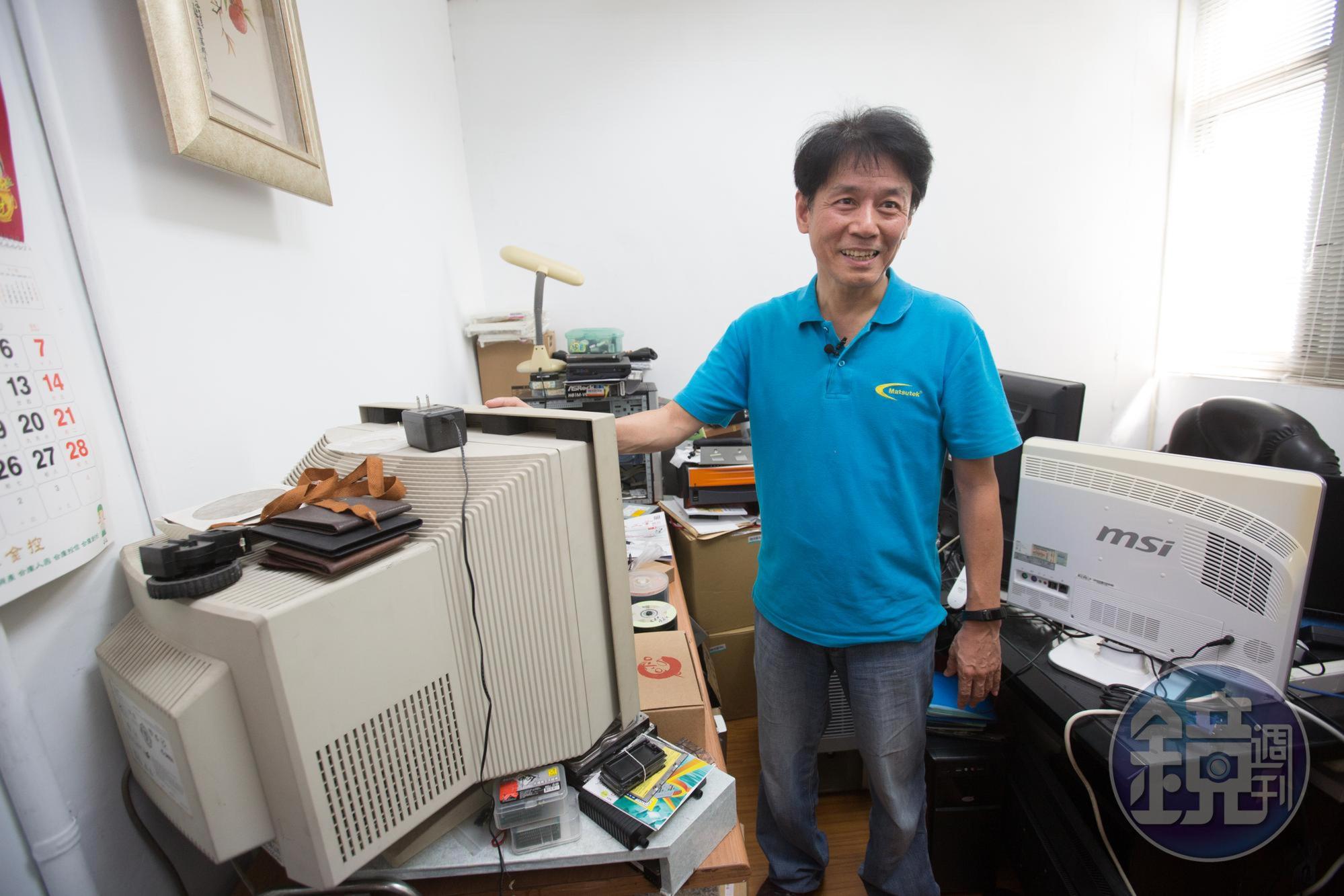 辦公室彷彿倉庫，燕成祥連80年代流行的286電腦都留著，至今還能運作。