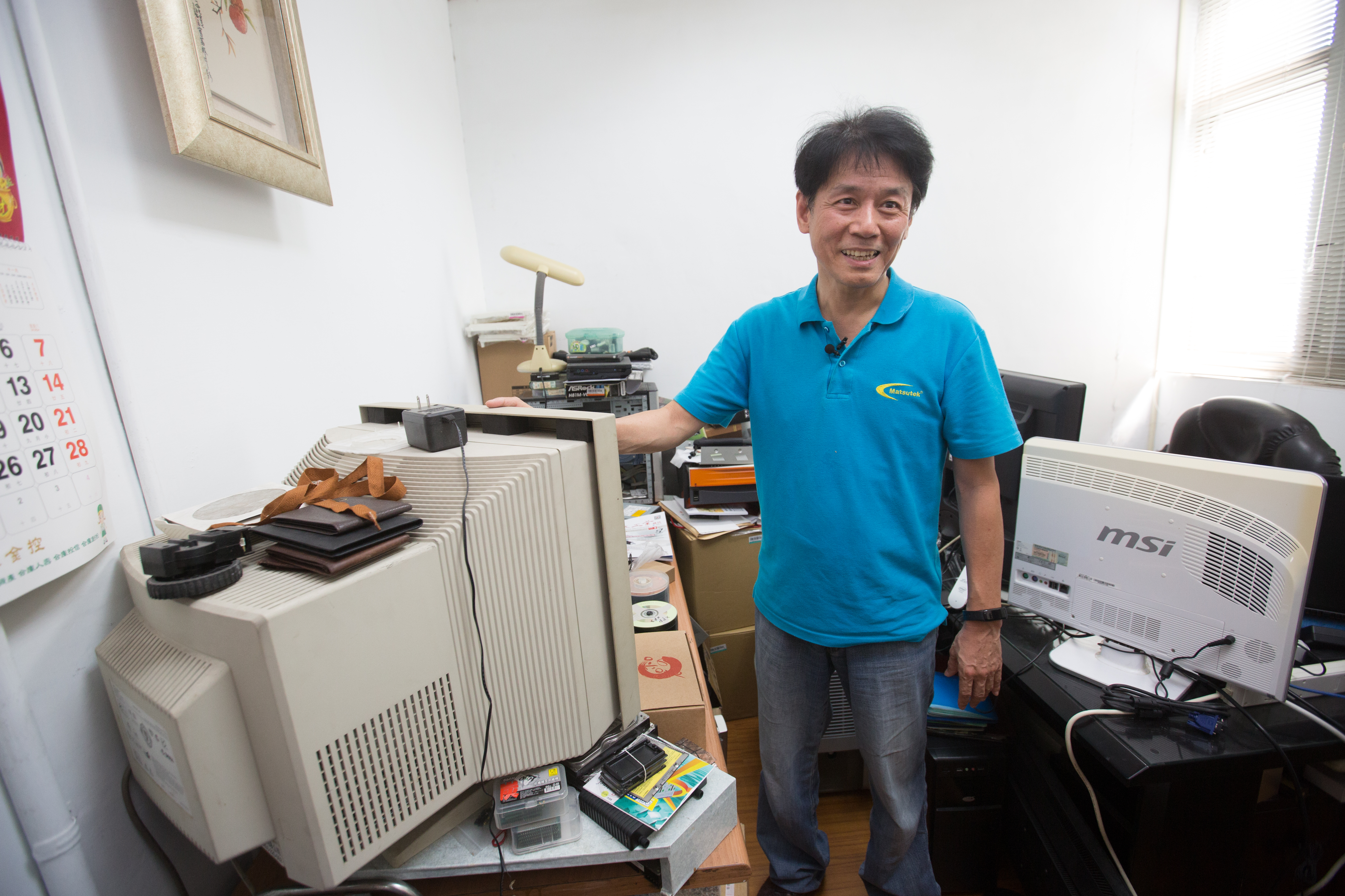 辦公室彷彿倉庫，燕成祥連80年代流行的286電腦都留著，至今還能運作。