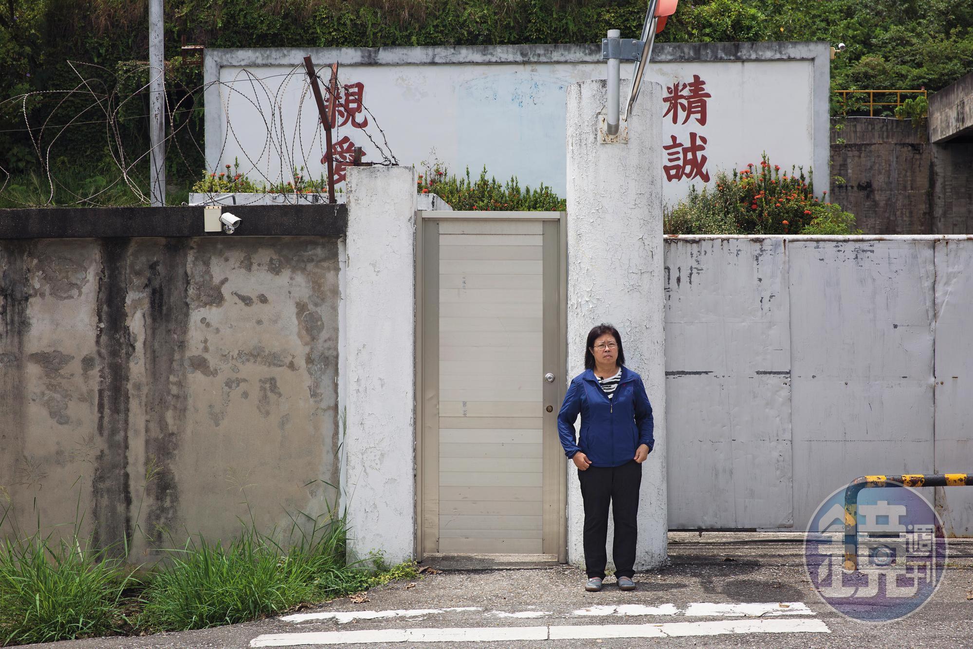 黃媽媽過去常為黃國章事件到軍方機關抗議,後來為調解軍中申訴案,也常出入各營區。