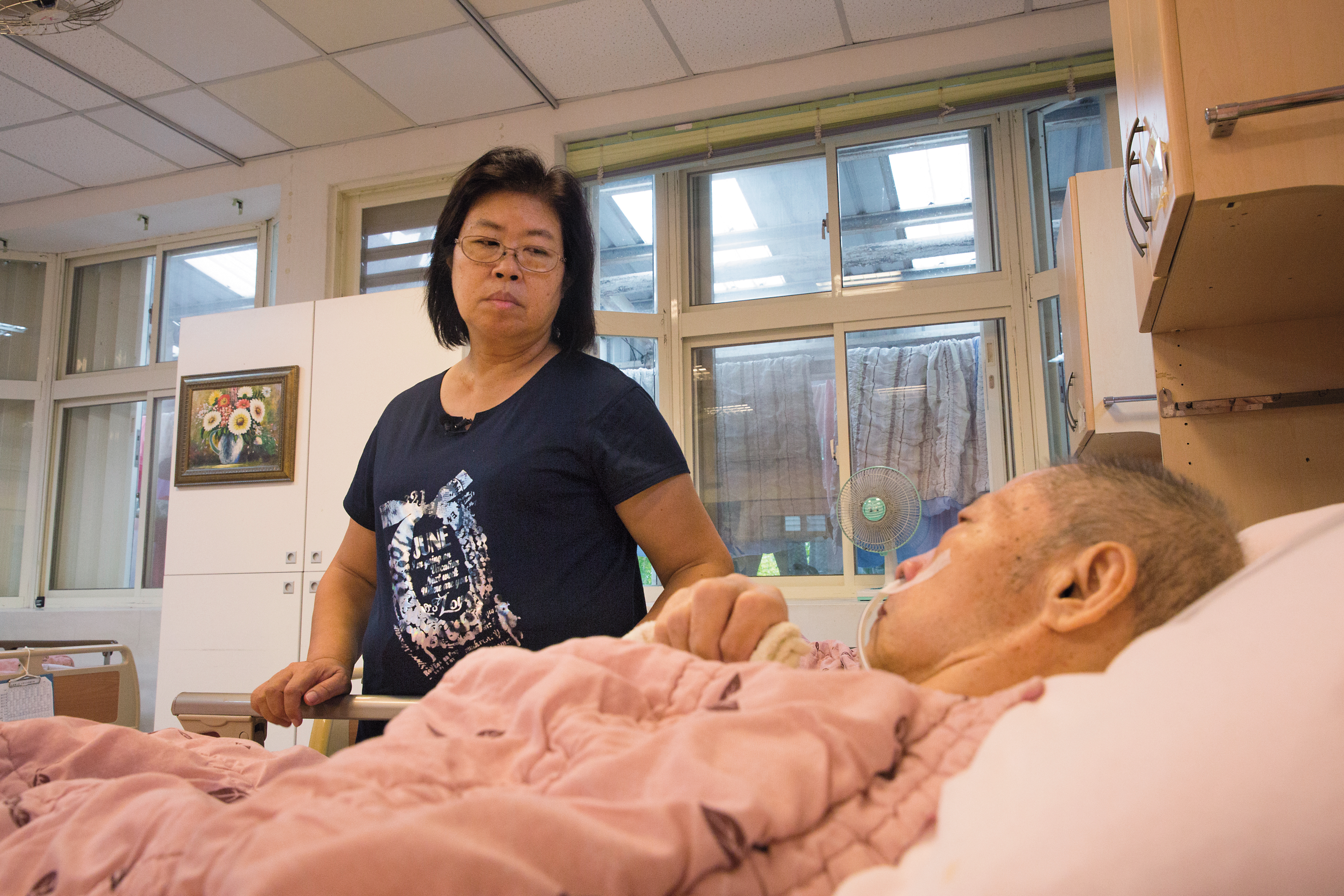 黃媽媽(左)的丈夫黃清文(右)去年中風後無法言語,但聽到黃國章的名字仍會激動痛哭,決裂多年的夫妻如今沒有言和的機會了。