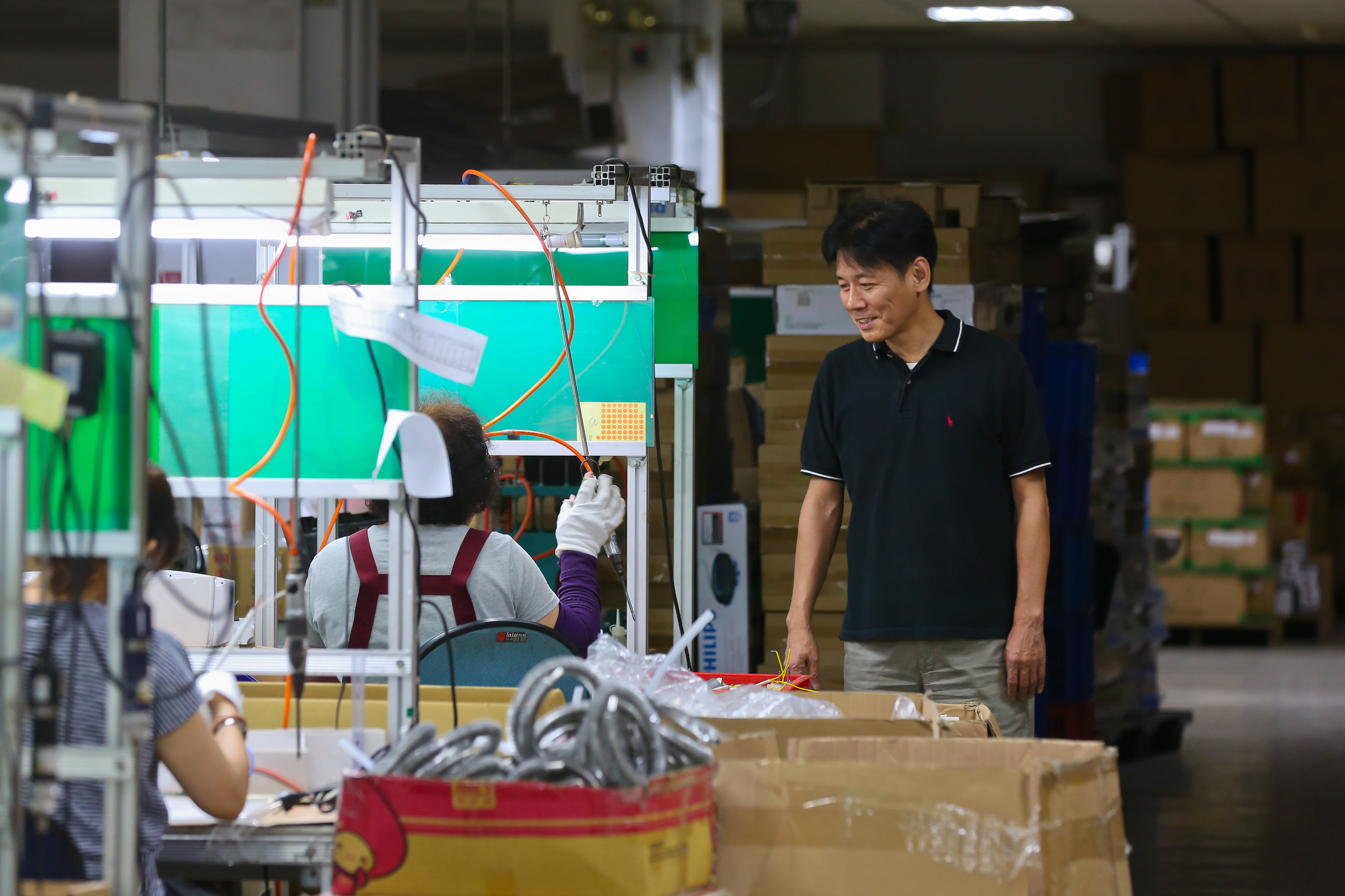 燕成祥曾親自搬貨、上生產線組裝，在員工眼中是很沒距離感的老闆。