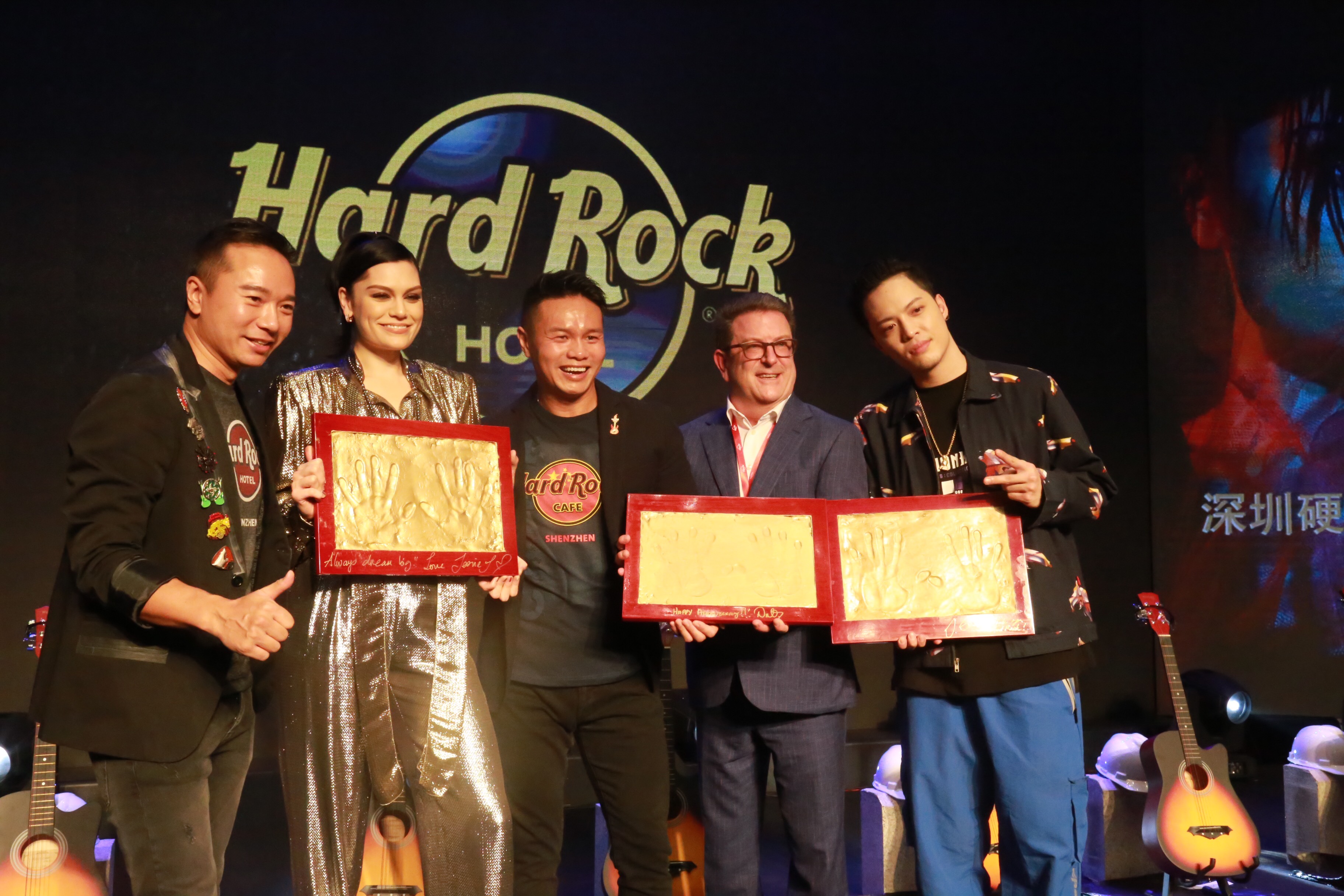 J.Sheon（右1）獲邀擔任深圳硬石酒店（Hard Rock Hotel）1週年慶典表演嘉賓，另一位嘉賓則是西洋天后Jessie J（左2），「雙J」首次同台。（索尼提供）