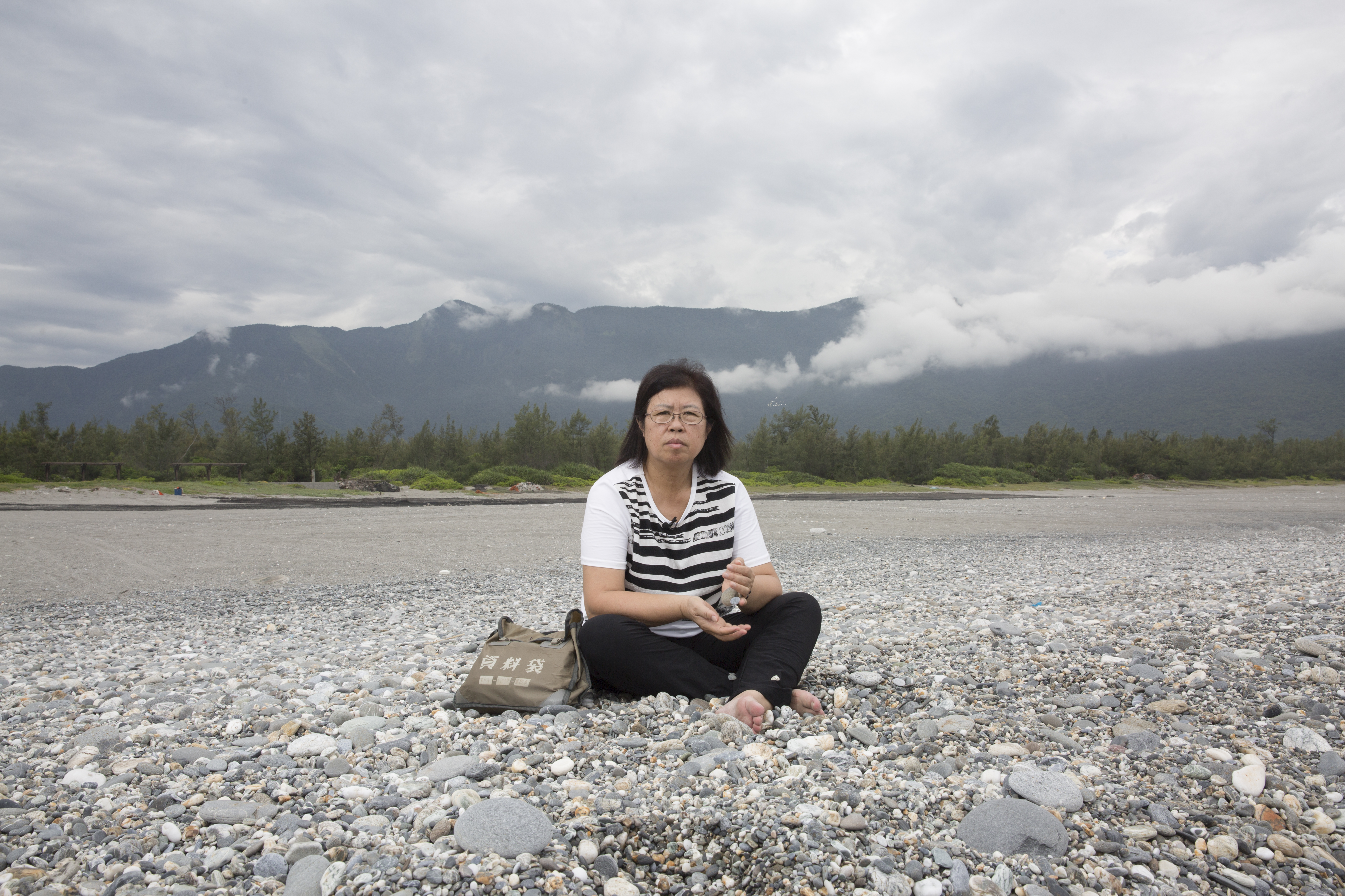 在黃國章愛去的花蓮海邊,黃媽媽沒有想像中的悲情,她熱情開朗、情感豐富,就像一般愛孩子的媽媽。