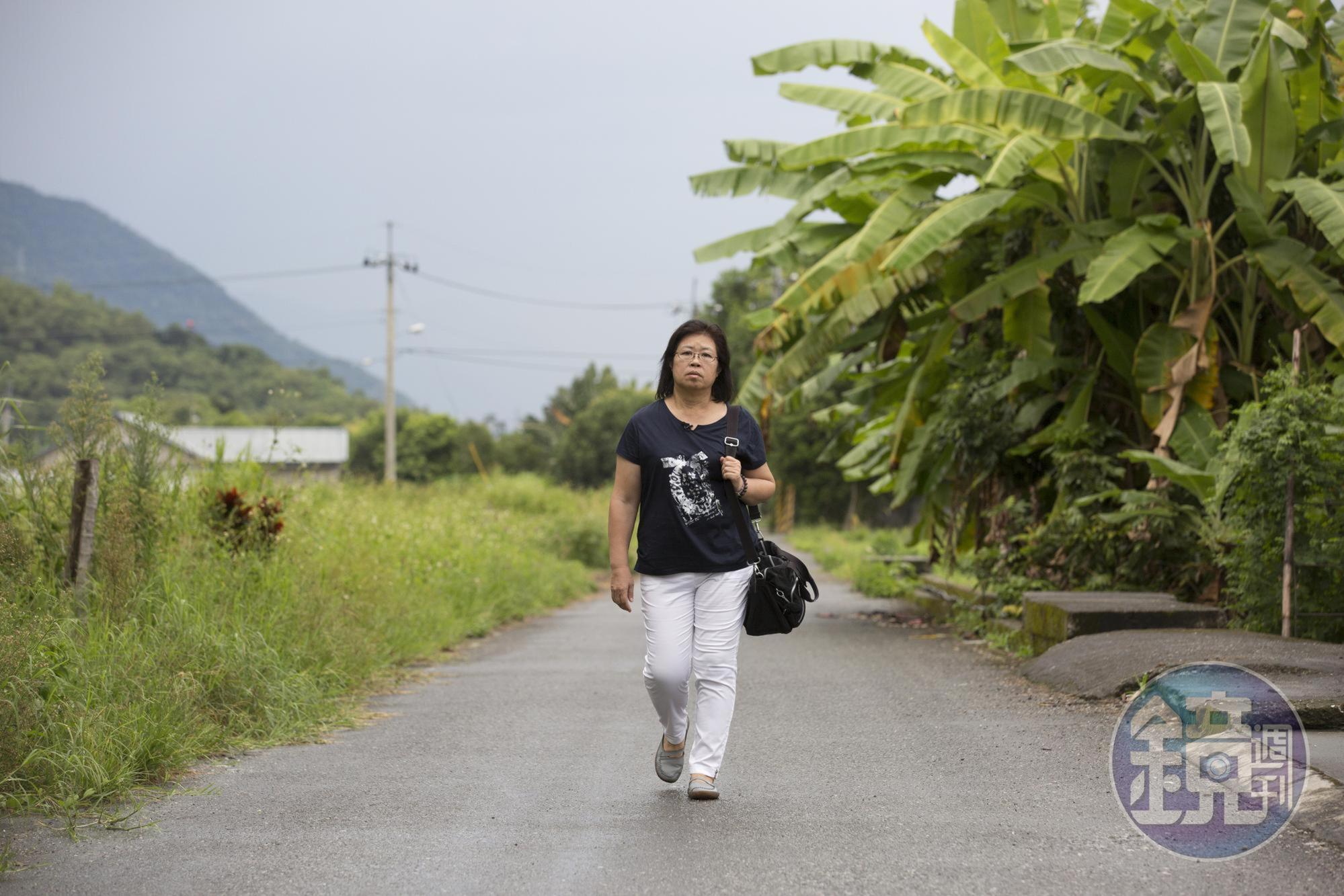 黃媽媽走在花蓮鄉村田間，她一直以來都走在艱難且孤獨的道路上。